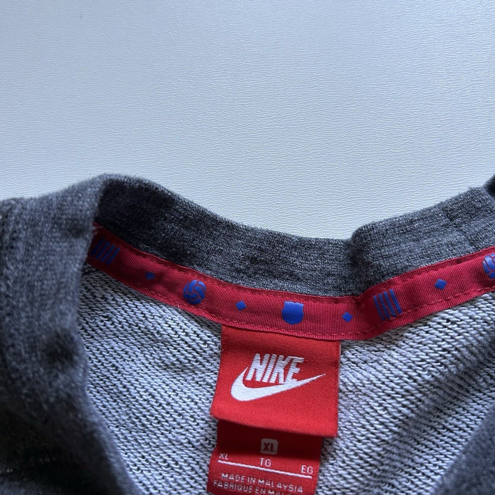 Nike FC Barcelona Nike Sweatshirt XL Boxy Gray Crewneck Swoosh Size US XL / EU 56 / 4 - 8 Thumbnail
