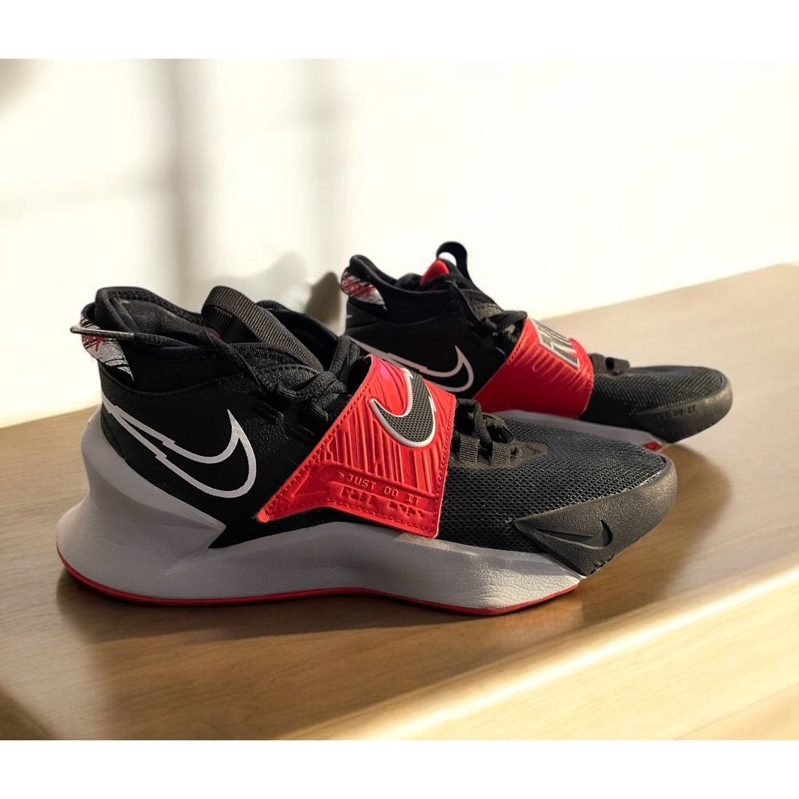 Nike NIKE Future Court 3 YouthTennis Shoes Red Sneakers M Sz 5.5 Size US 5.5 / EU 38 - 2 Thumbnail
