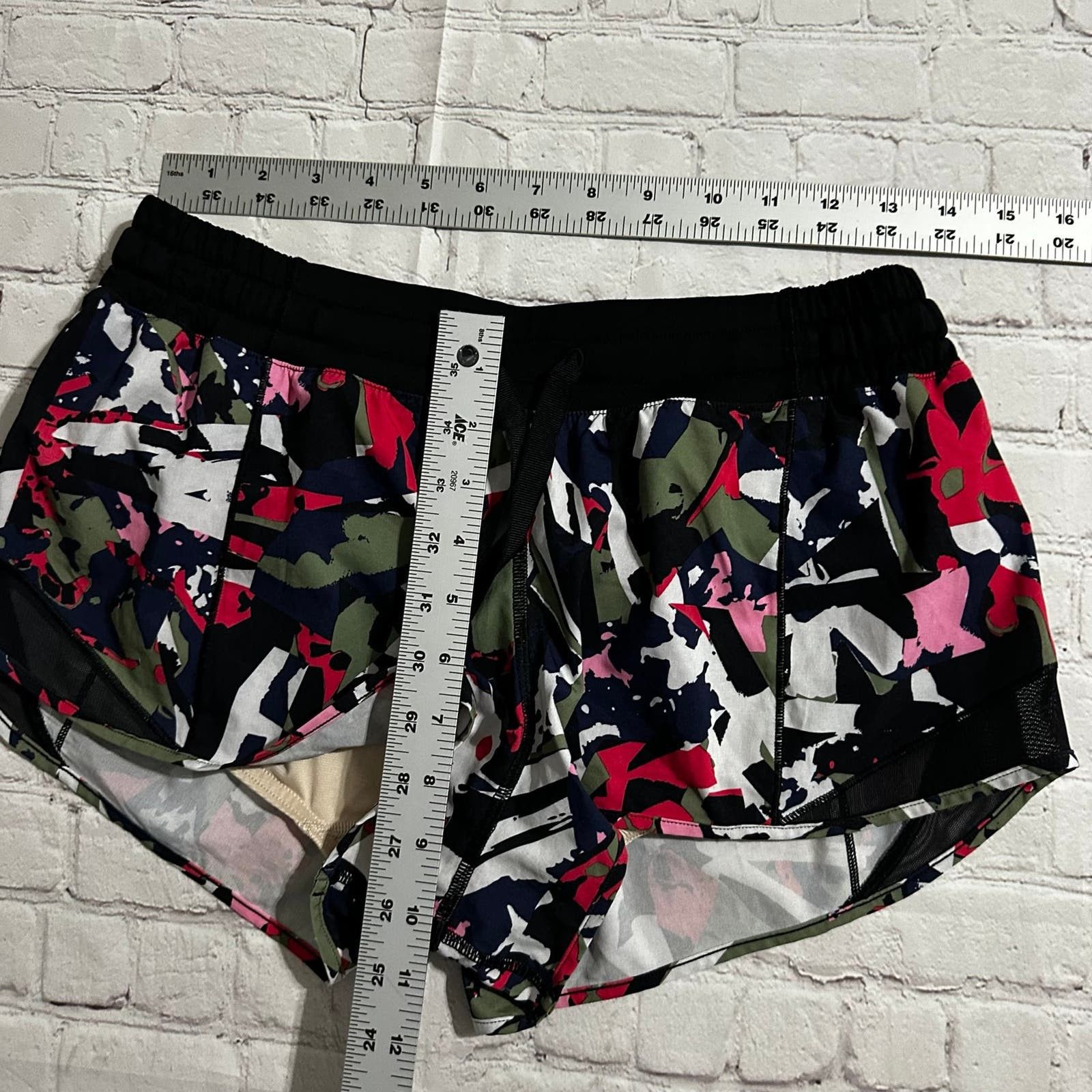 Lululemon lululemon shorts size 8 Size 30" / US 8 / IT 44 - 6 Thumbnail