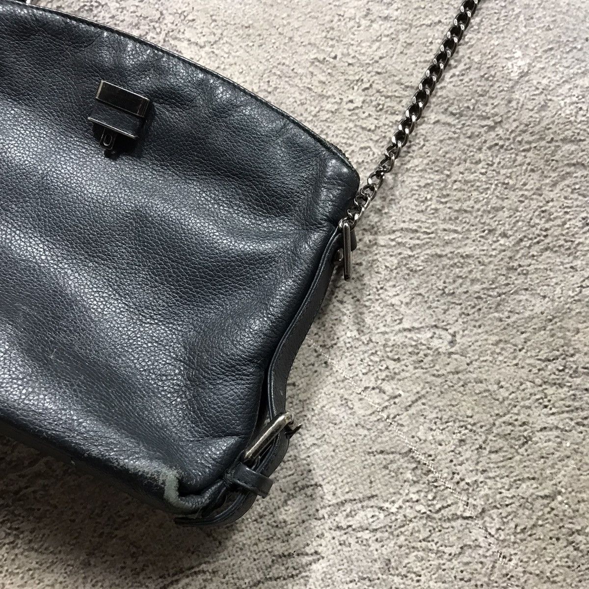 Vintage Vintage Y2K Black Leather Crossbody Bag Japanese Minimalist Size ONE SIZE - 3 Thumbnail