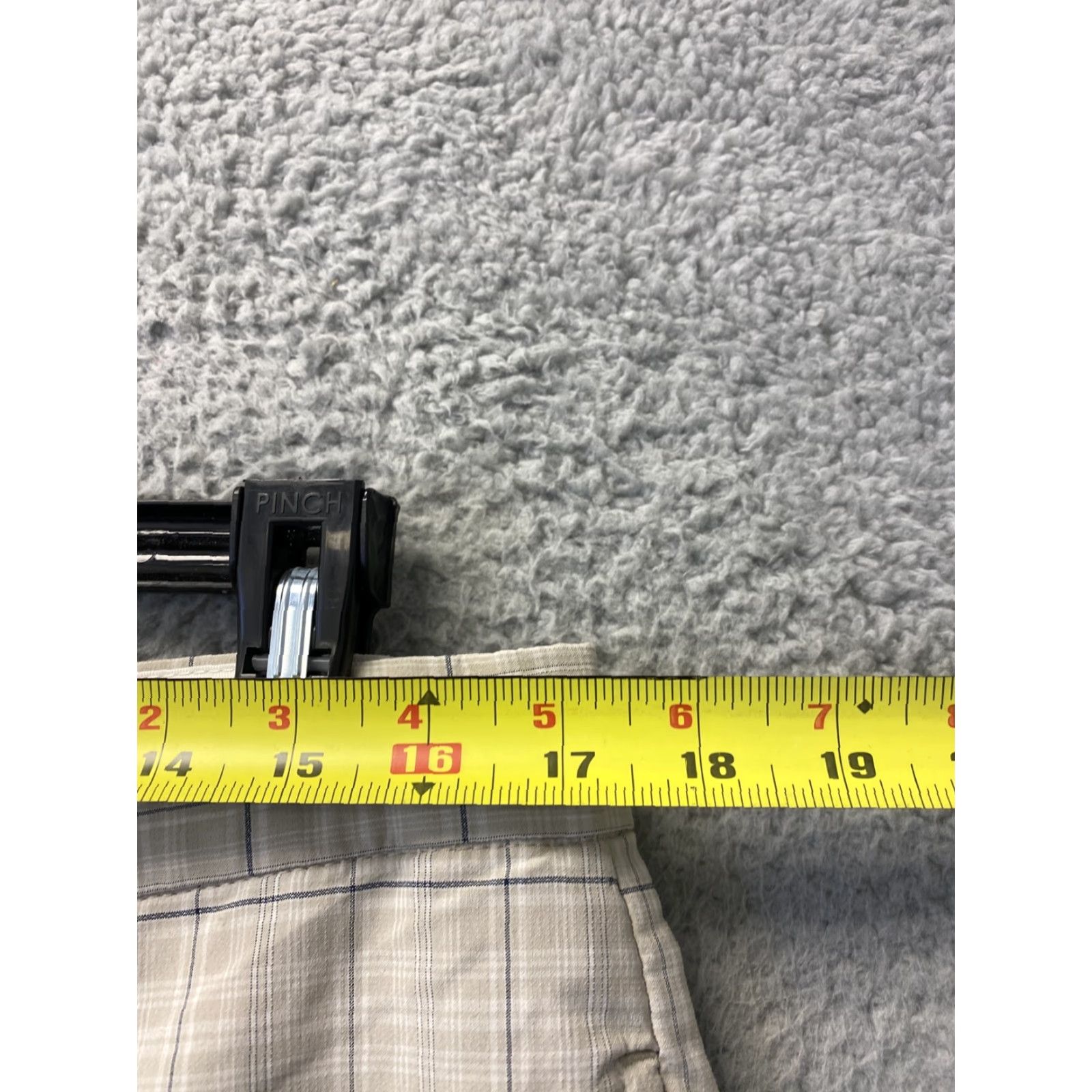 Vintage Greg Norman Casual Golf Shorts Chino Men's Size 34 Flat Front Plaid Beige/98-15 Size US 34 / EU 50 - 3 Thumbnail