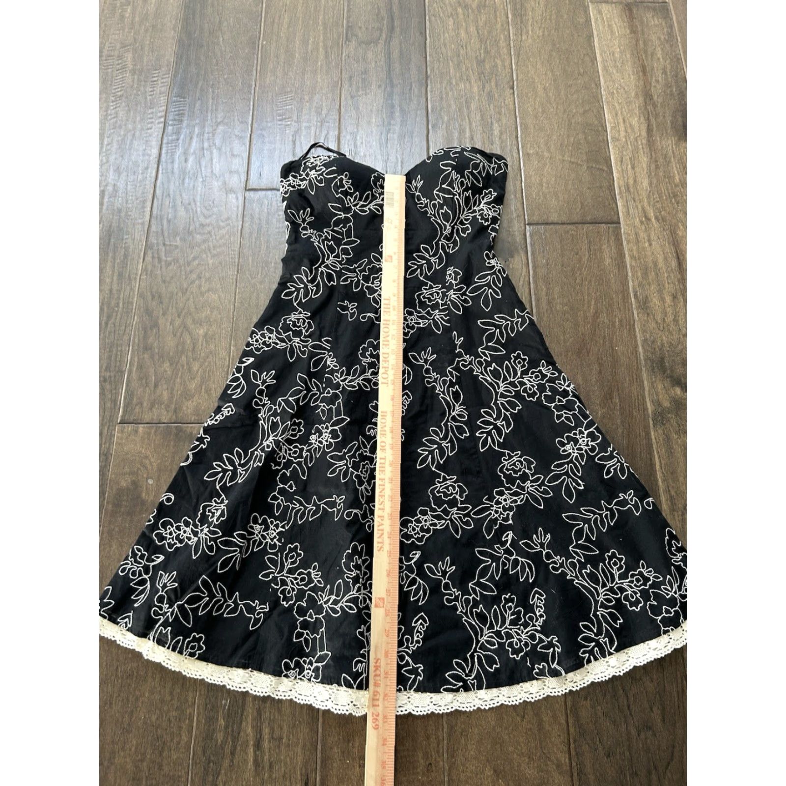 White House Black Market VINTAGE White House Black Market Strapless Embroidered Floral A Line Dress Women's 4 Black Dress Floral Embroidered Strapless Knee Length Women 4 Size S / US 4 / IT 40 - 2 Thumbnail