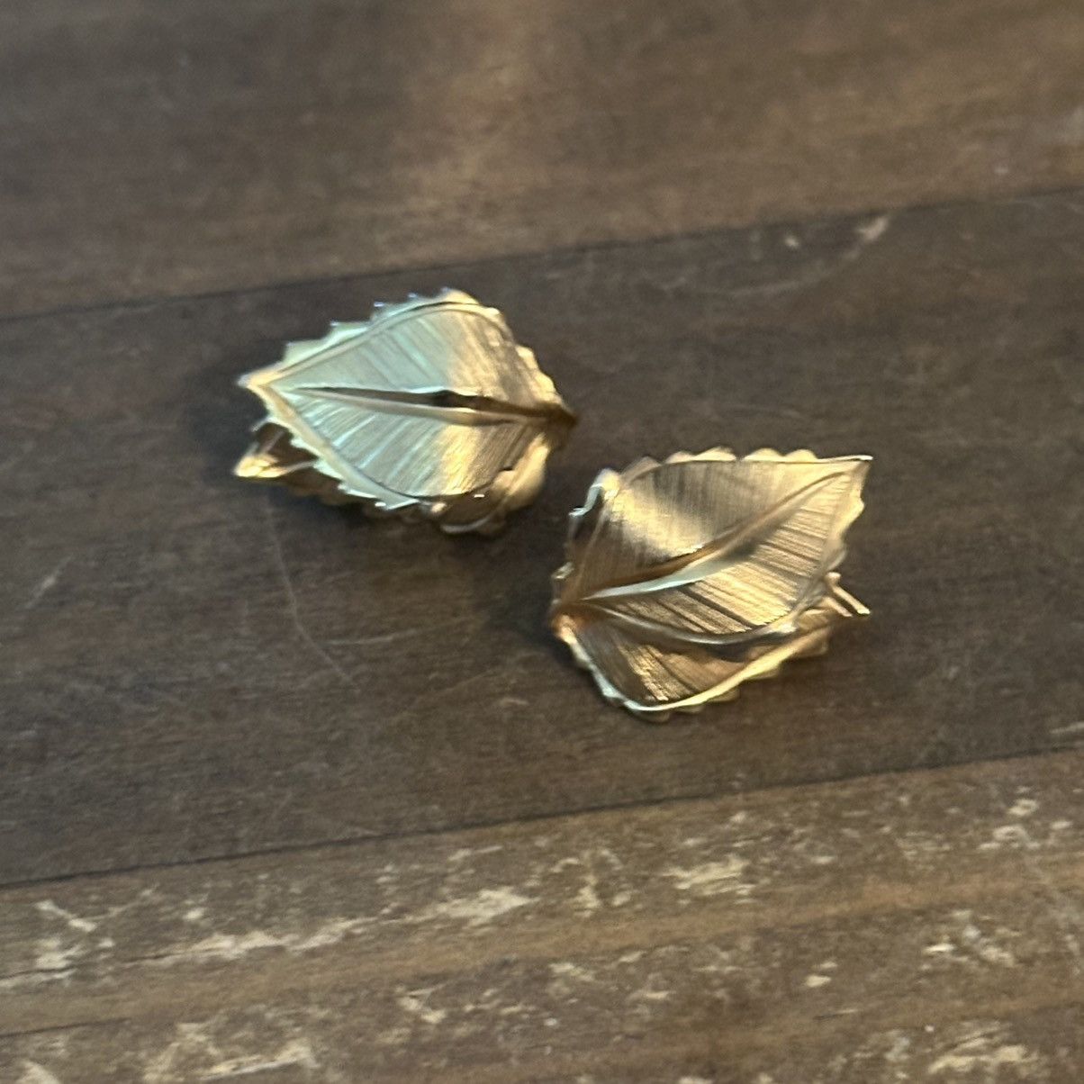 Vintage Vintage gold tone clip on curved leaves earrings Size ONE SIZE - 5 Thumbnail