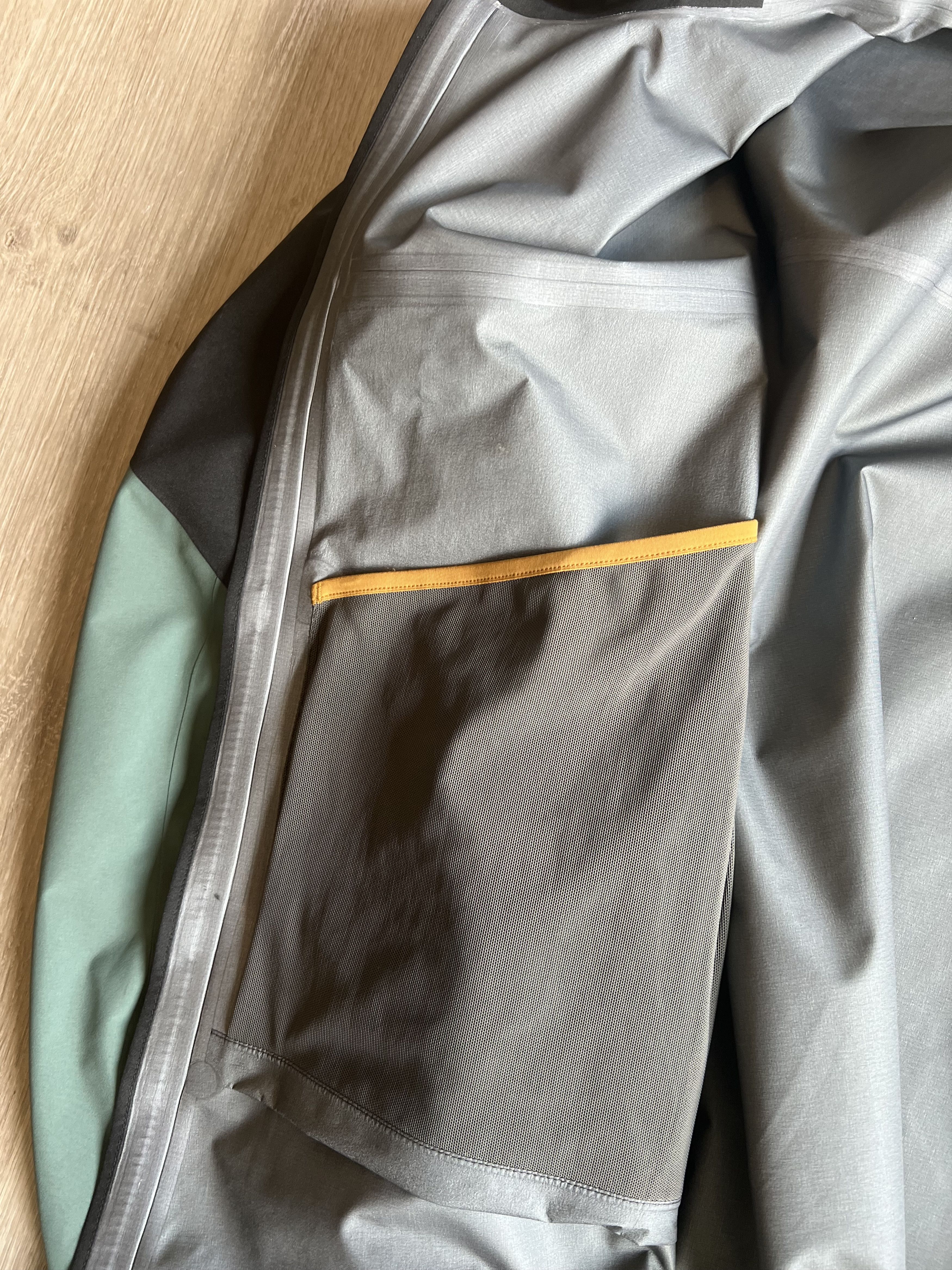 Arc'teryx Fall 23’ Alpha SV 24K Gold Dark Magic / Gorpcore / Gore-Tex Size US L / EU 52-54 / 3 - 12 Thumbnail