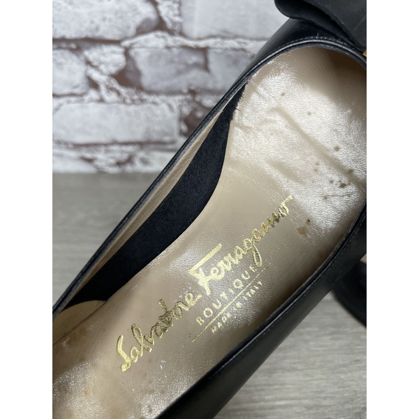 Salvatore Ferragamo Salvatore Ferragamo Black Leather Gold Bow Designer VTG Heel Size US 6 / IT 36 - 12 Thumbnail