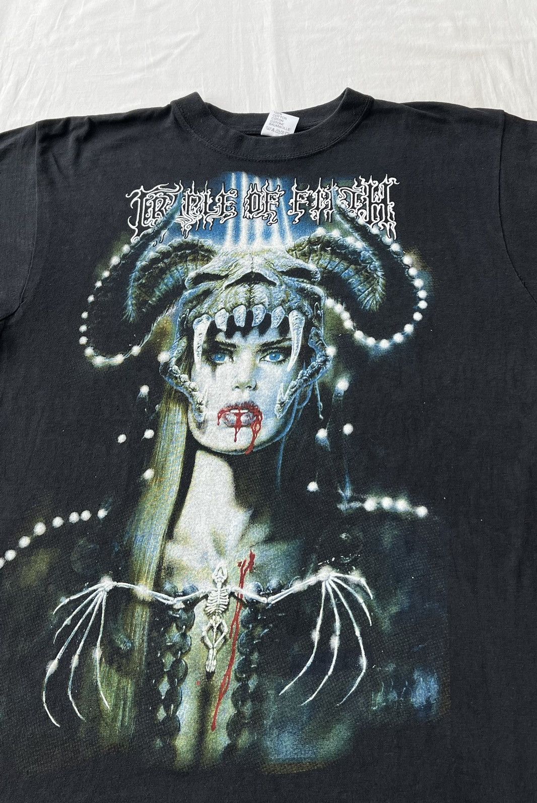 Band Tees Vintage 90s Cradle of Filth Fogs Kiss Artwork by Luis Royo Size US XL / EU 56 / 4 - 3 Thumbnail