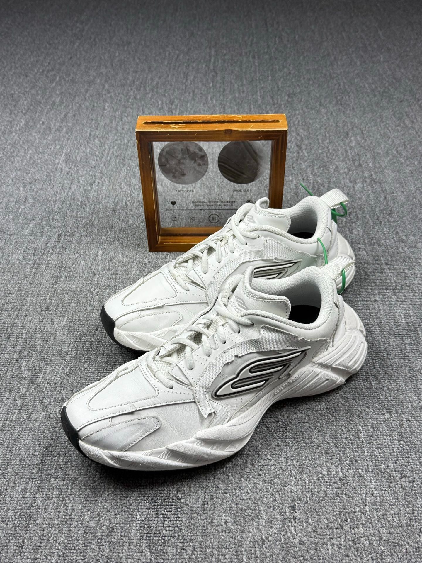 Balenciaga Balenciaga White Lowtop Sneakers 9 Men Size US 9 / EU 42 - 1 Thumbnail