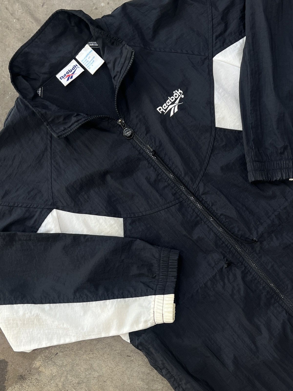 Reebok × Vintage Vintage 90s Reebok Windbreaker Black Full Zip Jacket Small Size US S / EU 44-46 / 1 - 1 Thumbnail