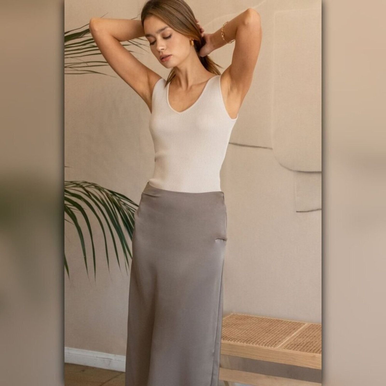 Other • A004 • (L) NWT Oatmeal V Neck Sleeveless Ribbed Tank Top Size L / US 10 / IT 46 - 1 Thumbnail