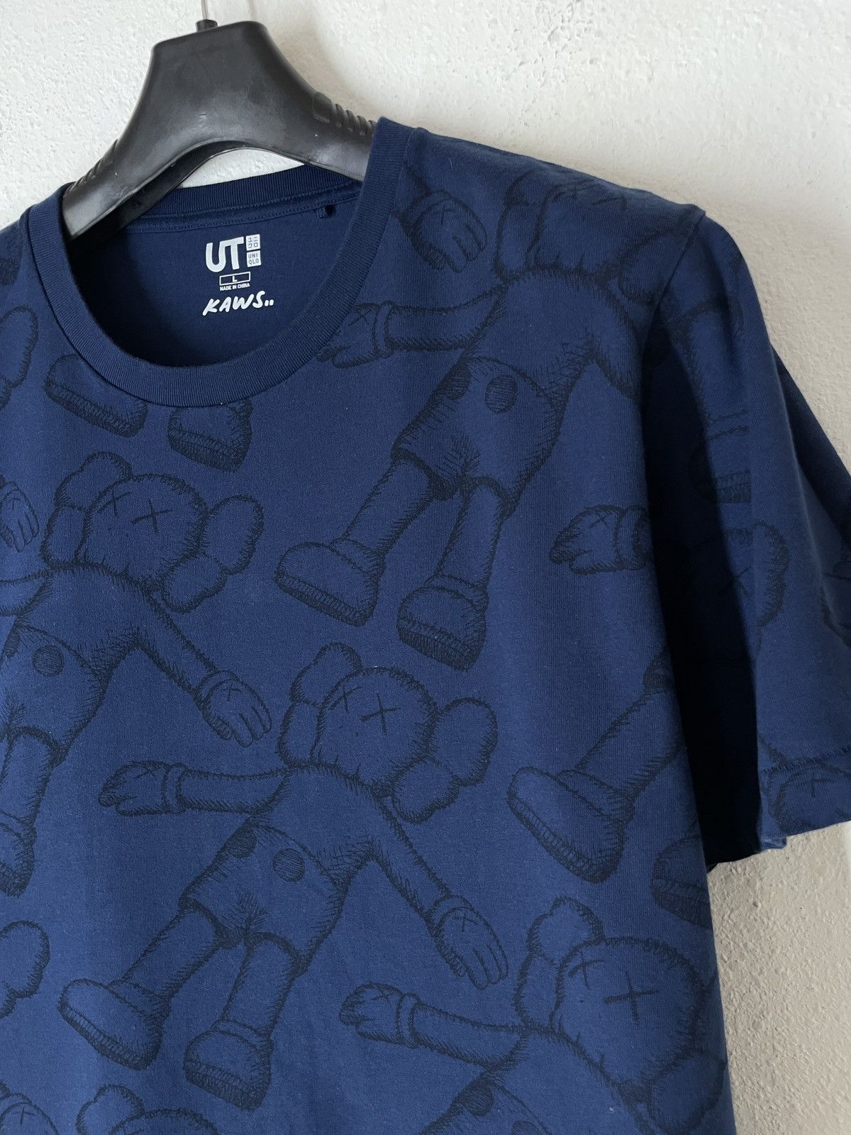 Kaws × Uniqlo Uniqlo X Kaws monogram T shirt tee Size US L / EU 52-54 / 3 - 3 Thumbnail