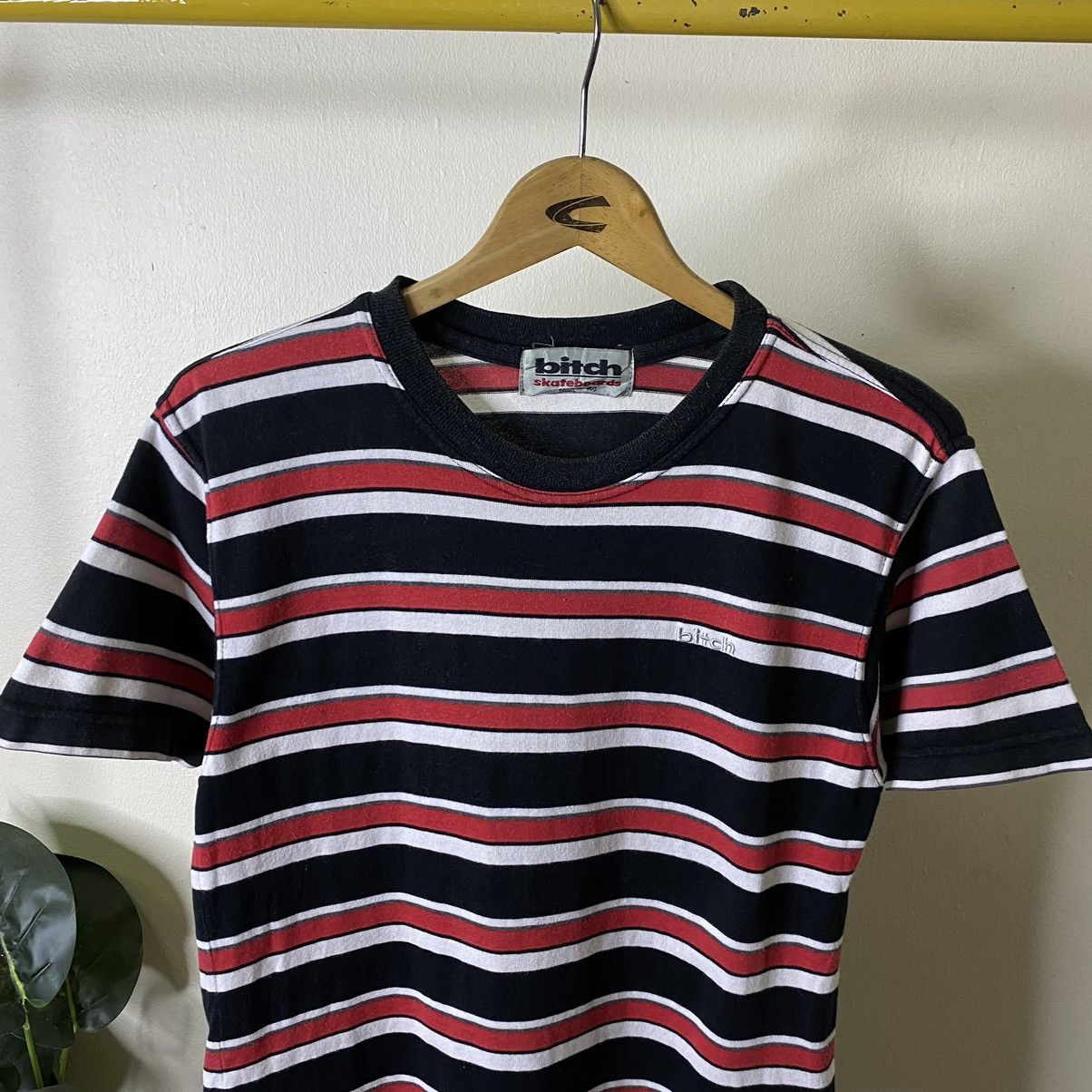 Vintage Vintage 2000s Bitch Skateboard Stripes Skater Tee Size US S / EU 44-46 / 1 - 2 Thumbnail