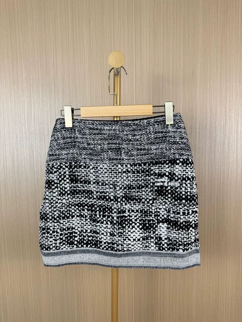 Chanel Chanel Short skirt with velvet Size 24" / US 00 / IT 34 - 2 Thumbnail
