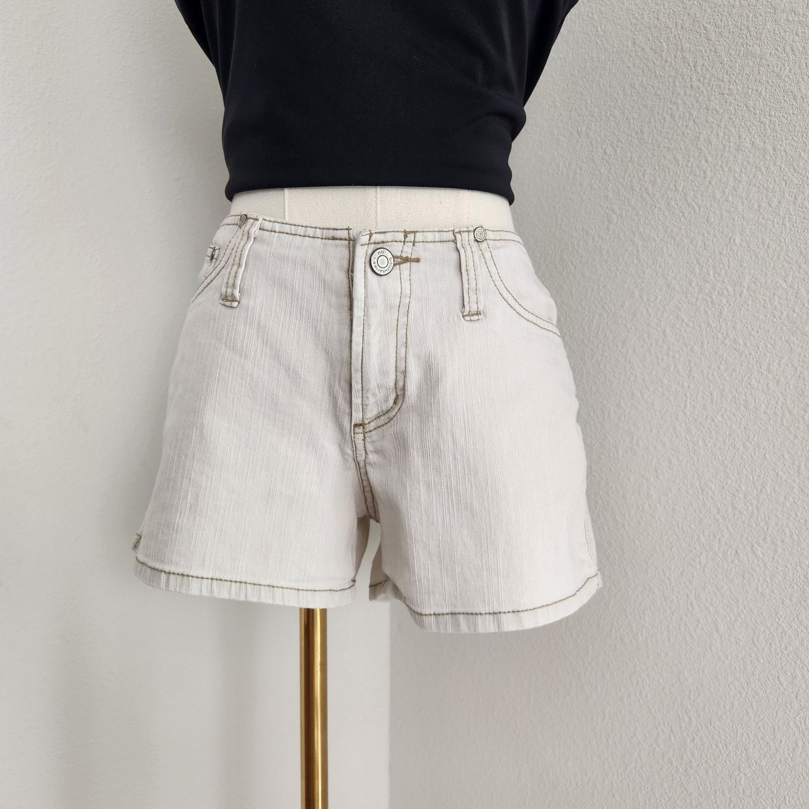 Vintage Vintage Y2K No Boundaries Khaki Low Rise Shorts 4 Size 27" / US 4 / IT 40 - 1 Thumbnail
