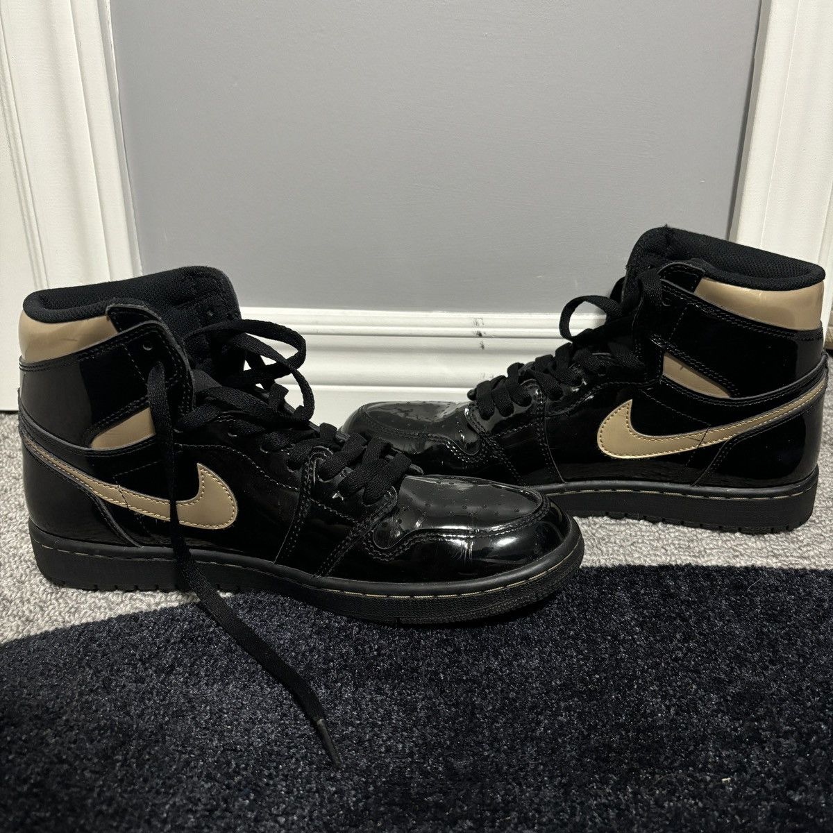 Jordan Brand Jordan 1 Black Metallic Gold Size US 9.5 / EU 42-43 - 3 Thumbnail