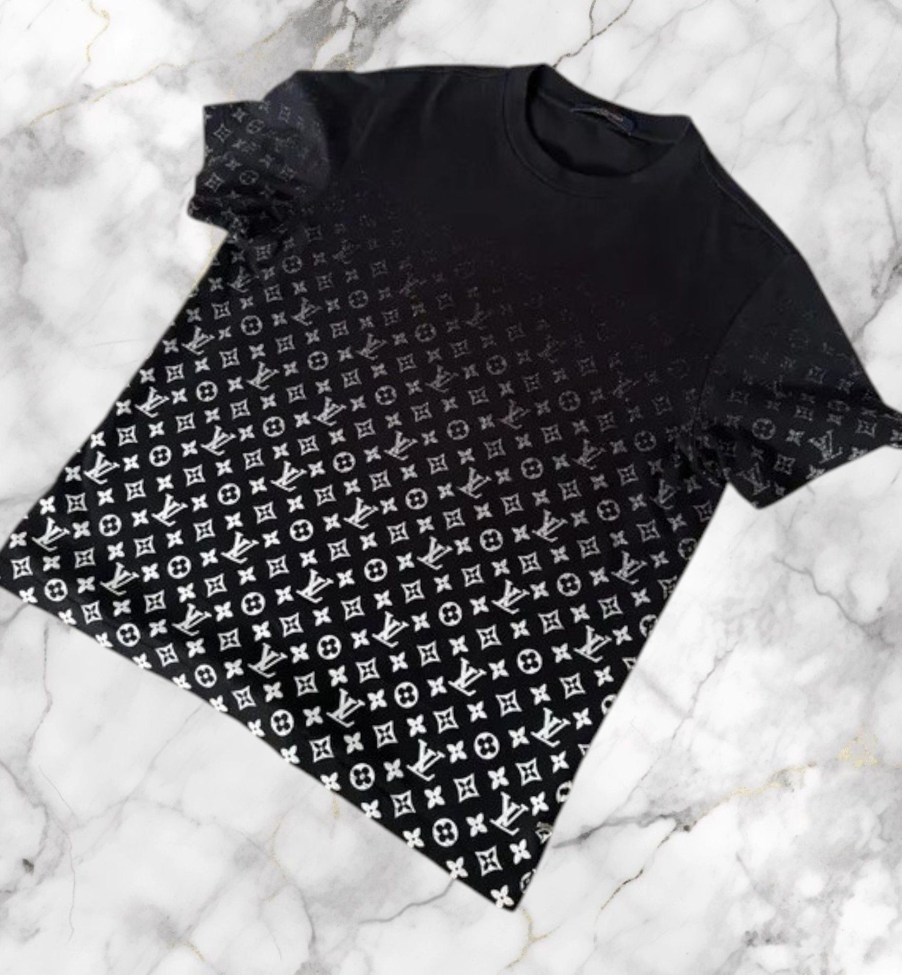 Louis Vuitton Louis Vuitton LV Gradient Monogram Crewneck T-shirt Size US L / EU 52-54 / 3 - 3 Thumbnail