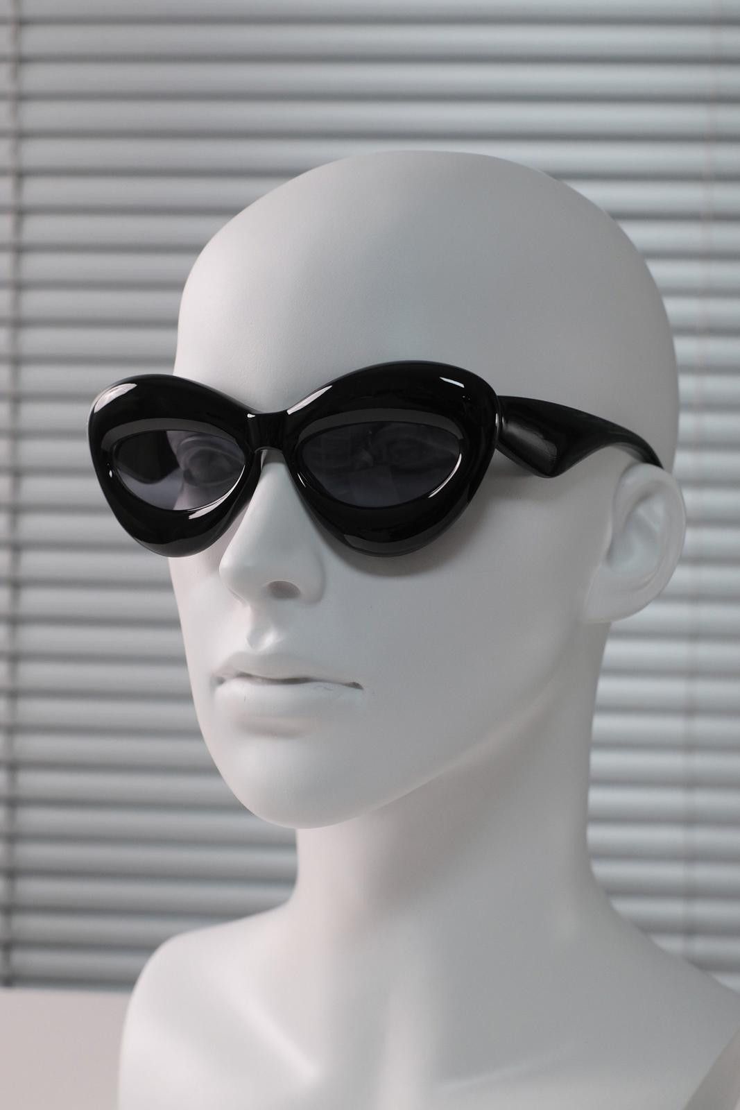 Other Y2k Vtg Futuristic Cat Eye Black Bold Sunglasses Unisex OS Size ONE SIZE - 8 Thumbnail
