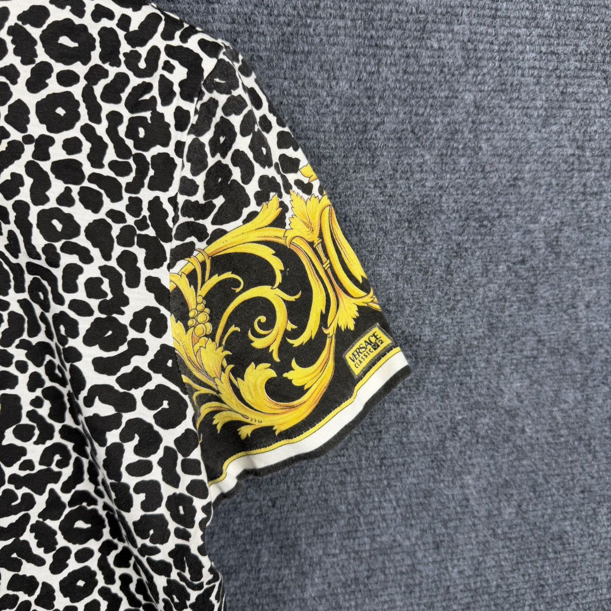 Versace women's short-sleeve t-shirt from the Versace Classic V2 Size M / US 6-8 / IT 42-44 - 5 Thumbnail