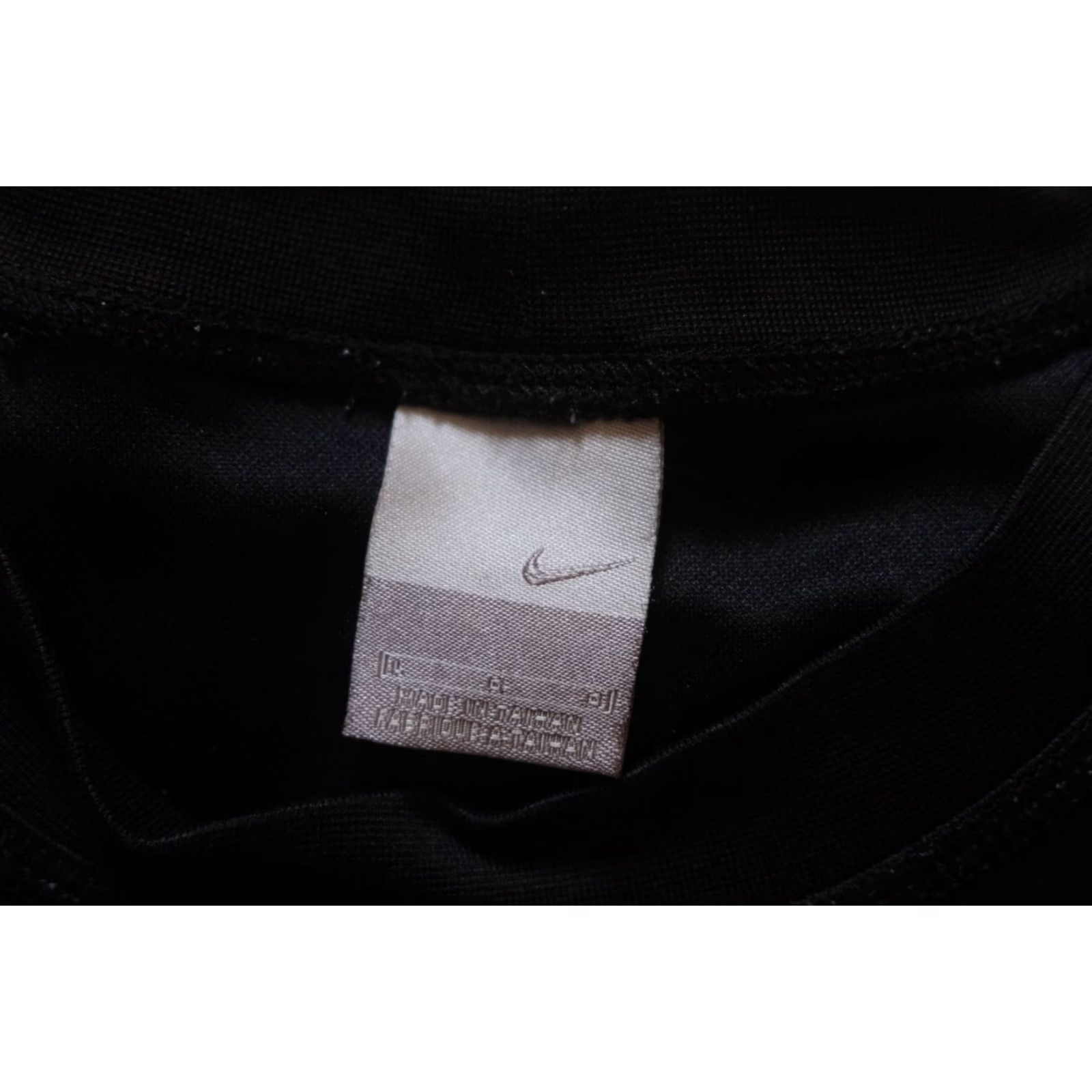 Nike VINTAGE Nike T-Shirt Mens L Black 90s Y2K Retro Active Mini Swoosh Sportswear 2002 VTG Logo 24" Pit to Pit 30" Length Size US L / EU 52-54 / 3 - 6 Thumbnail