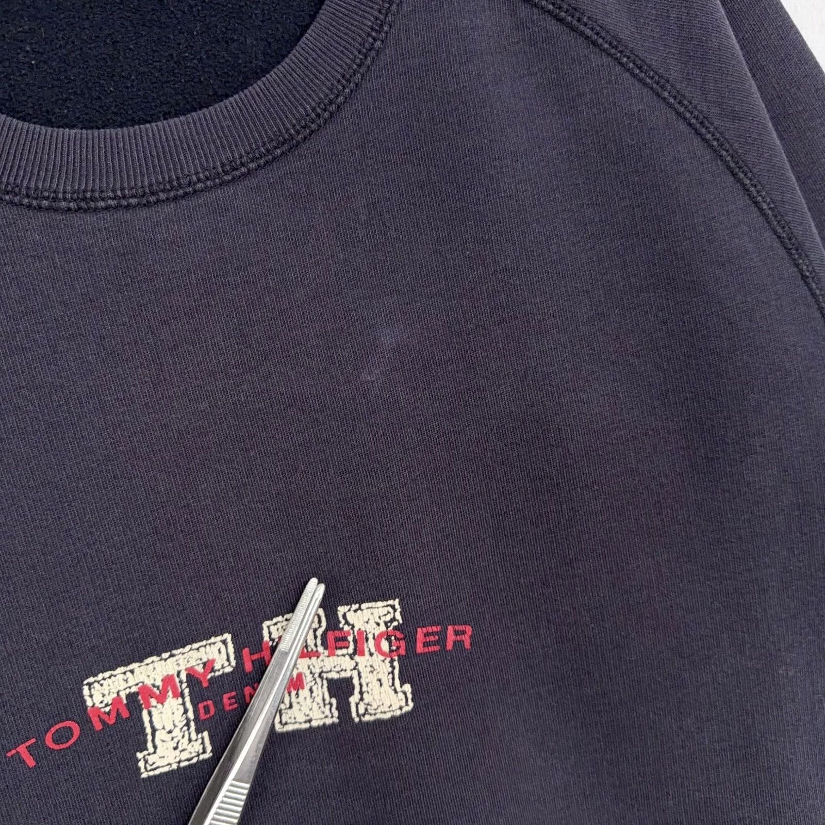 Tommy Hilfiger VINTAGE Tommy Hilfiger Sweatshirt Mens 2XL Blue Fleece Crewneck Pullover 90s TH Denim Logo graphic print Size US XXL / EU 58 / 5 - 3 Thumbnail