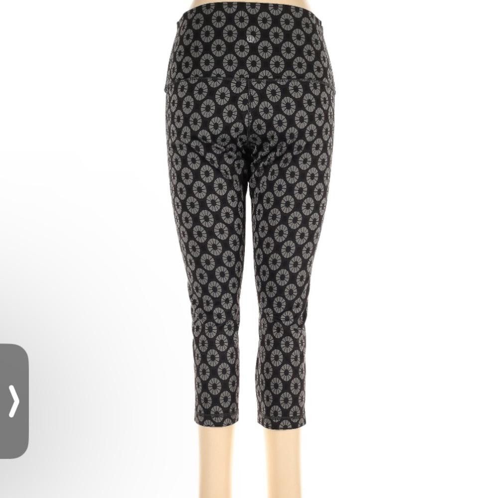 Lululemon Lululemon Black Patterned Cropped Leggings Size 30" / US 8 / IT 44 - 2 Thumbnail