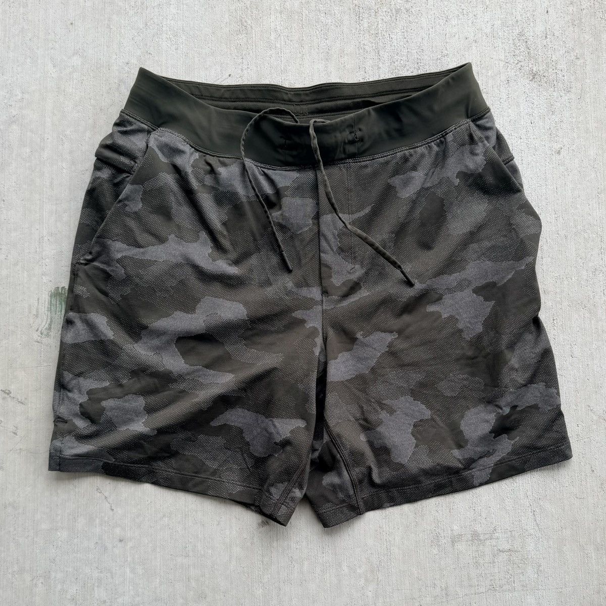 Lululemon Lululemon Linerless Shorts Men Size Large Green Camo Active Size US 34 / EU 50 - 1 Thumbnail