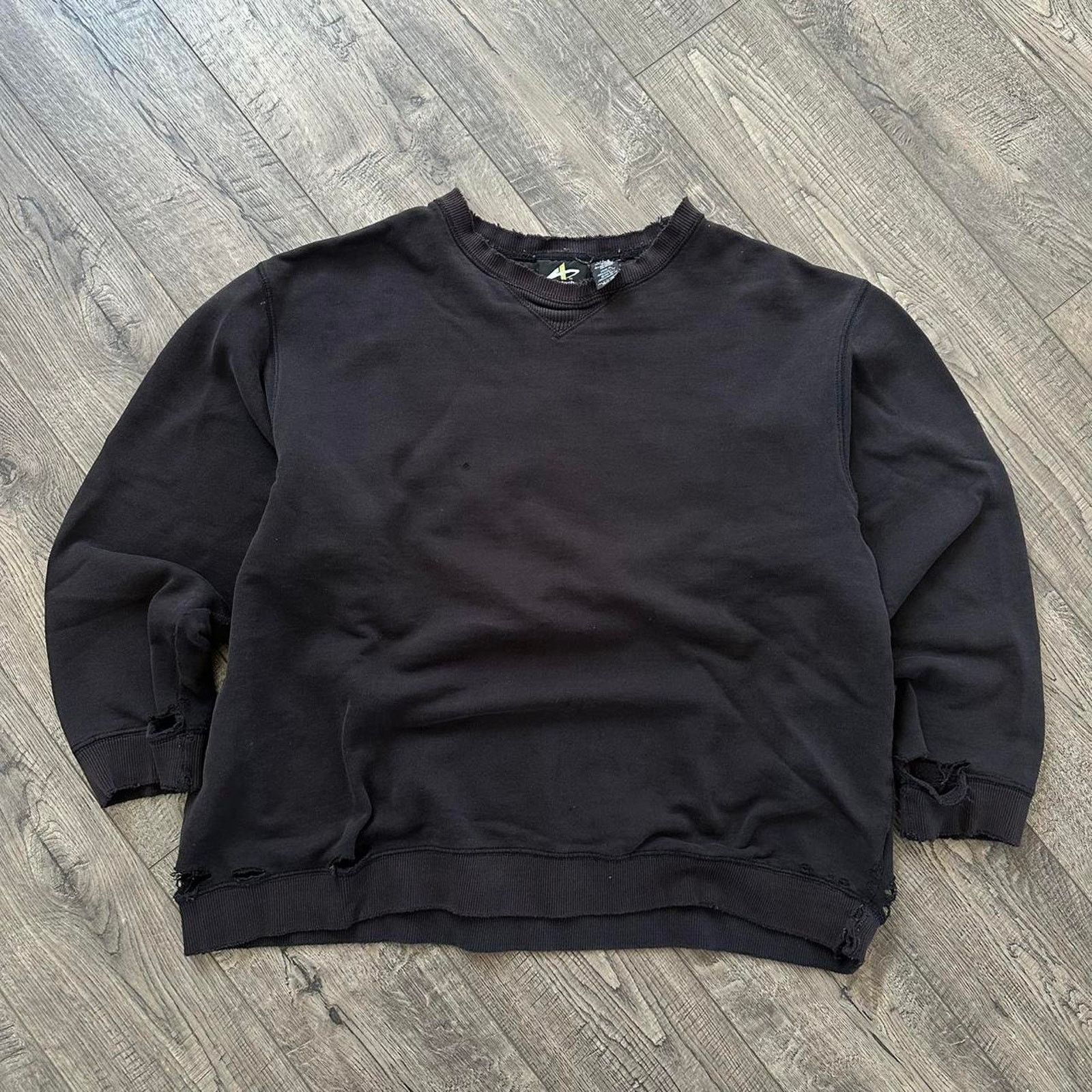 Vintage Vintage 00s Black Cotton Faded Thrashed Crewneck Sweatshirt Size US XL / EU 56 / 4 - 1 Thumbnail