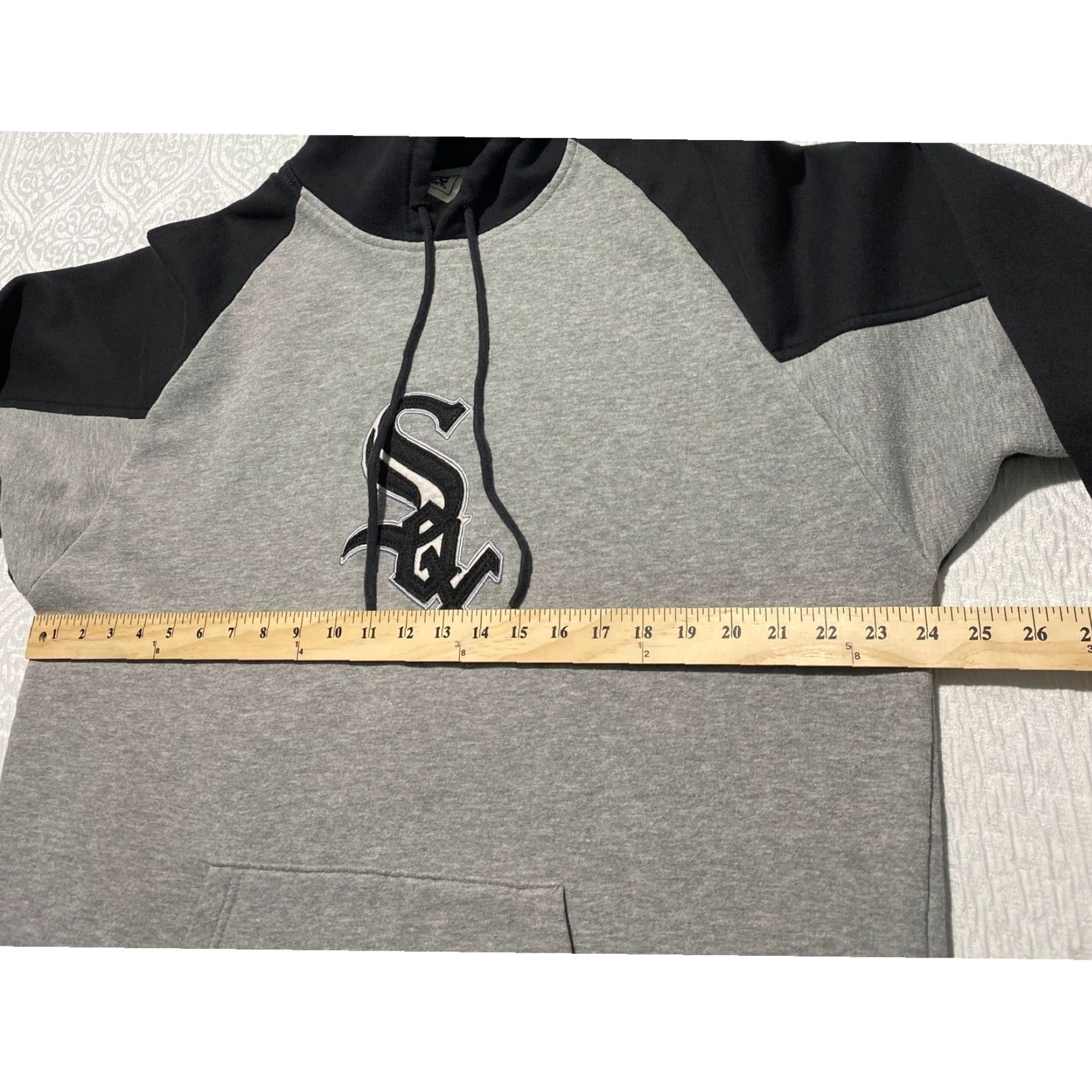 Vintage **Chicago White Sox MLB Lee Sport Men's Gray Black Hooded Sweatshirt** User: **Lee Sport Chicago White Sox MLB Men's Gray Black Hooded Sweatshirt** Size US L / EU 52-54 / 3 - 5 Thumbnail