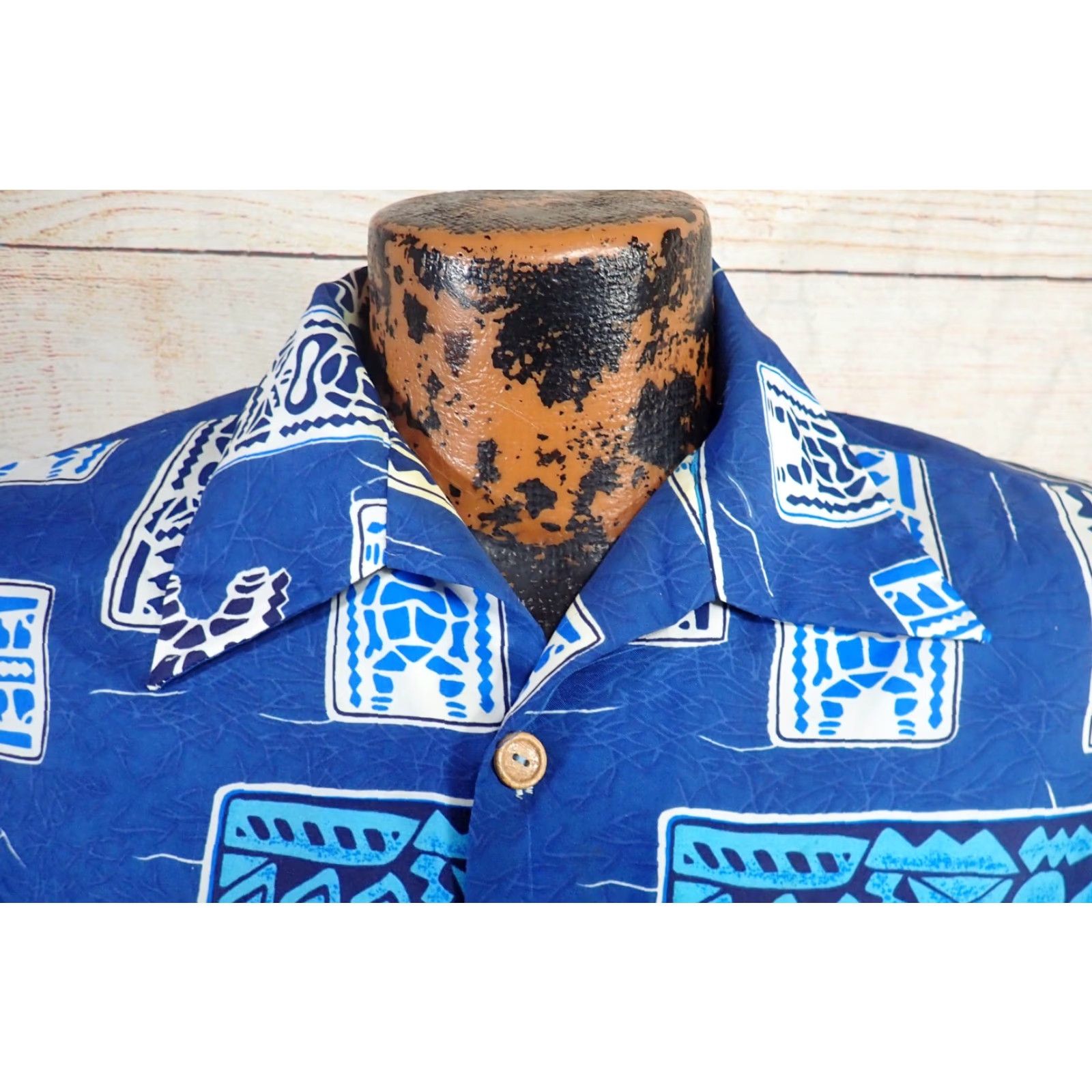 Vintage Vintage Brand: Vintage Mens Hawaiian Shirt Distressed 60s 70s Tiki Tribal Print Dagger Collar Short Sleeve Button-Up Classic Casual Size US M / EU 48-50 / 2 - 3 Thumbnail