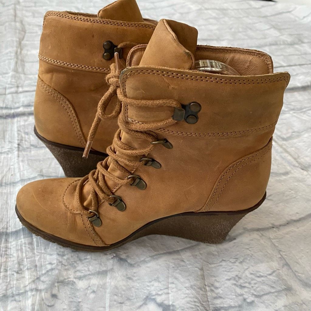 Steve Madden Steve Madden women 8 leather wedge tie up ankle bootie tan Size US 8 / IT 38 - 2 Thumbnail