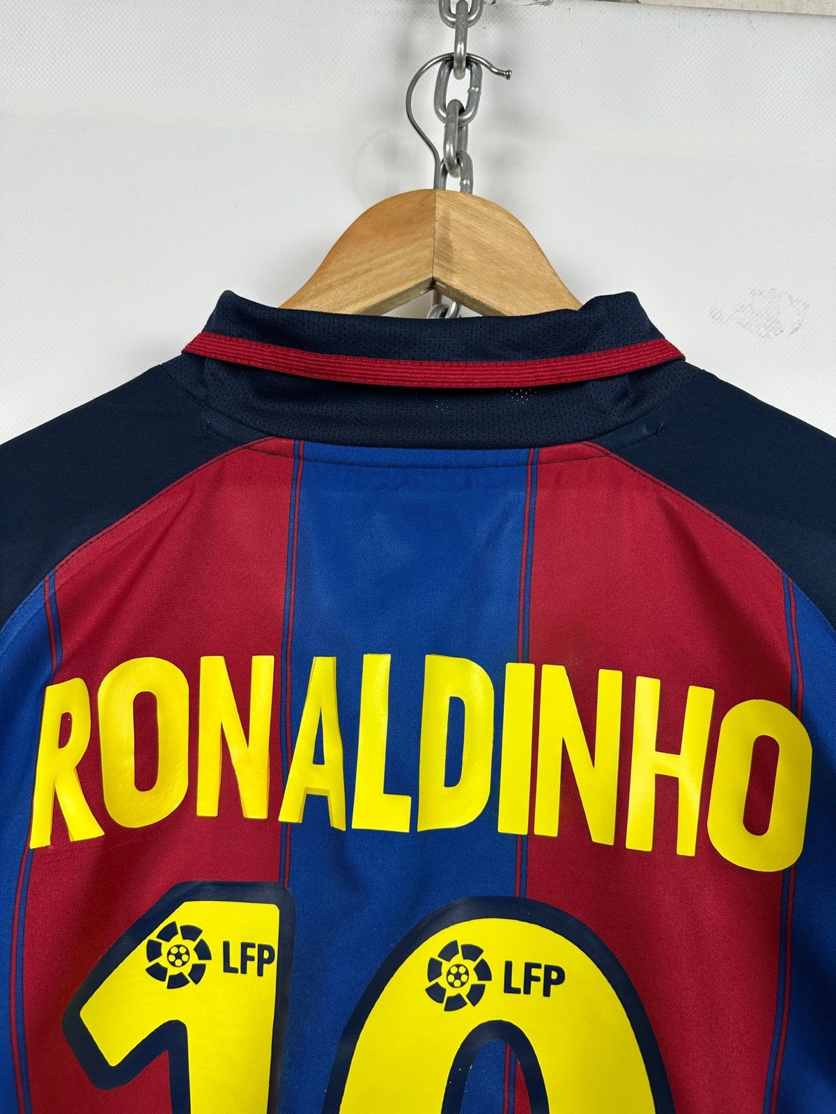 Nike 2003/04 Vintage Nike FC Barcelona Ronaldinho Soccer Jersey Size US M / EU 48-50 / 2 - 14 Thumbnail