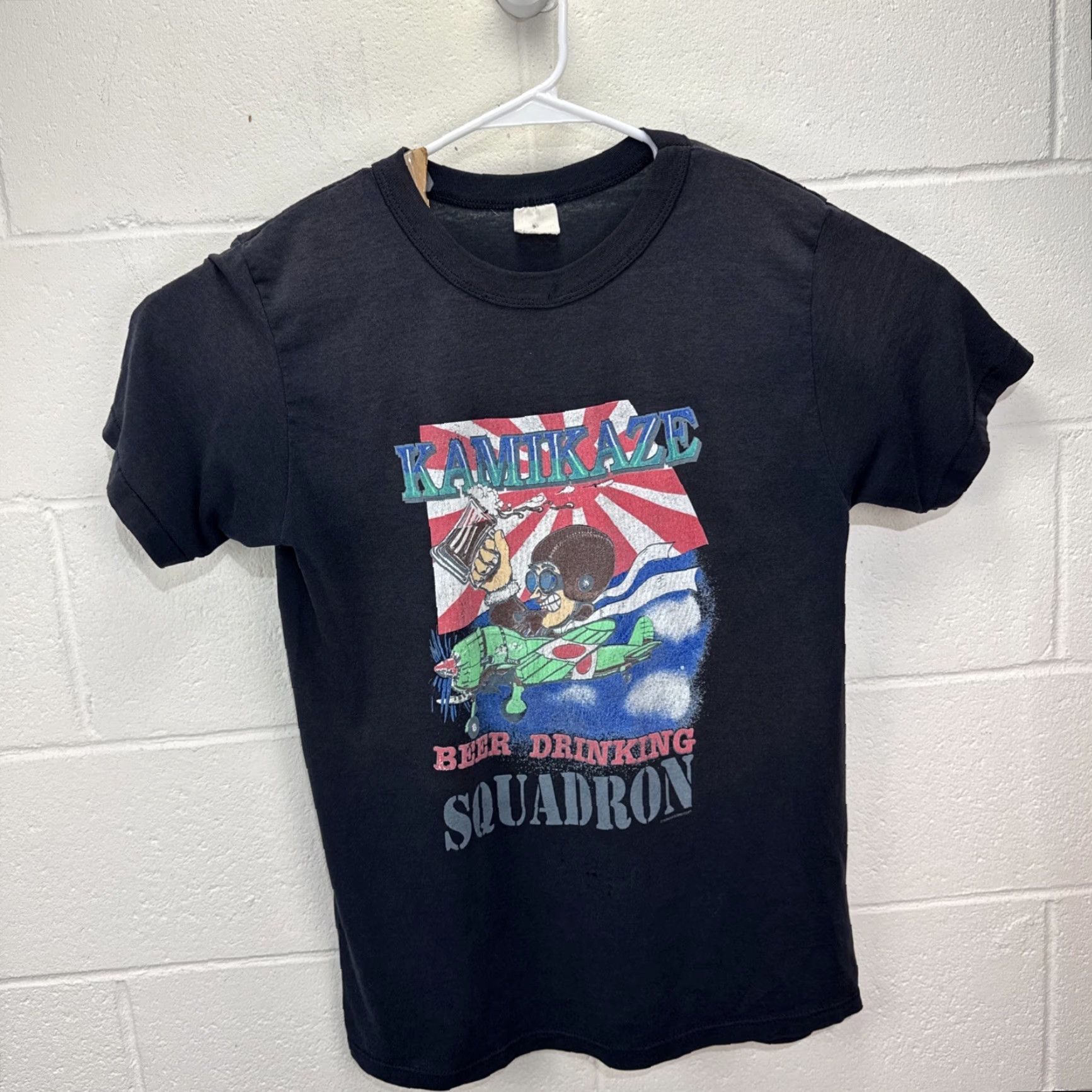 Vintage VINTAGE Kamikaze Beer Drinking Squadron T-Shirt Graphic Print Faded Black Large Mens 90s Humor Size US L / EU 52-54 / 3 - 2 Thumbnail