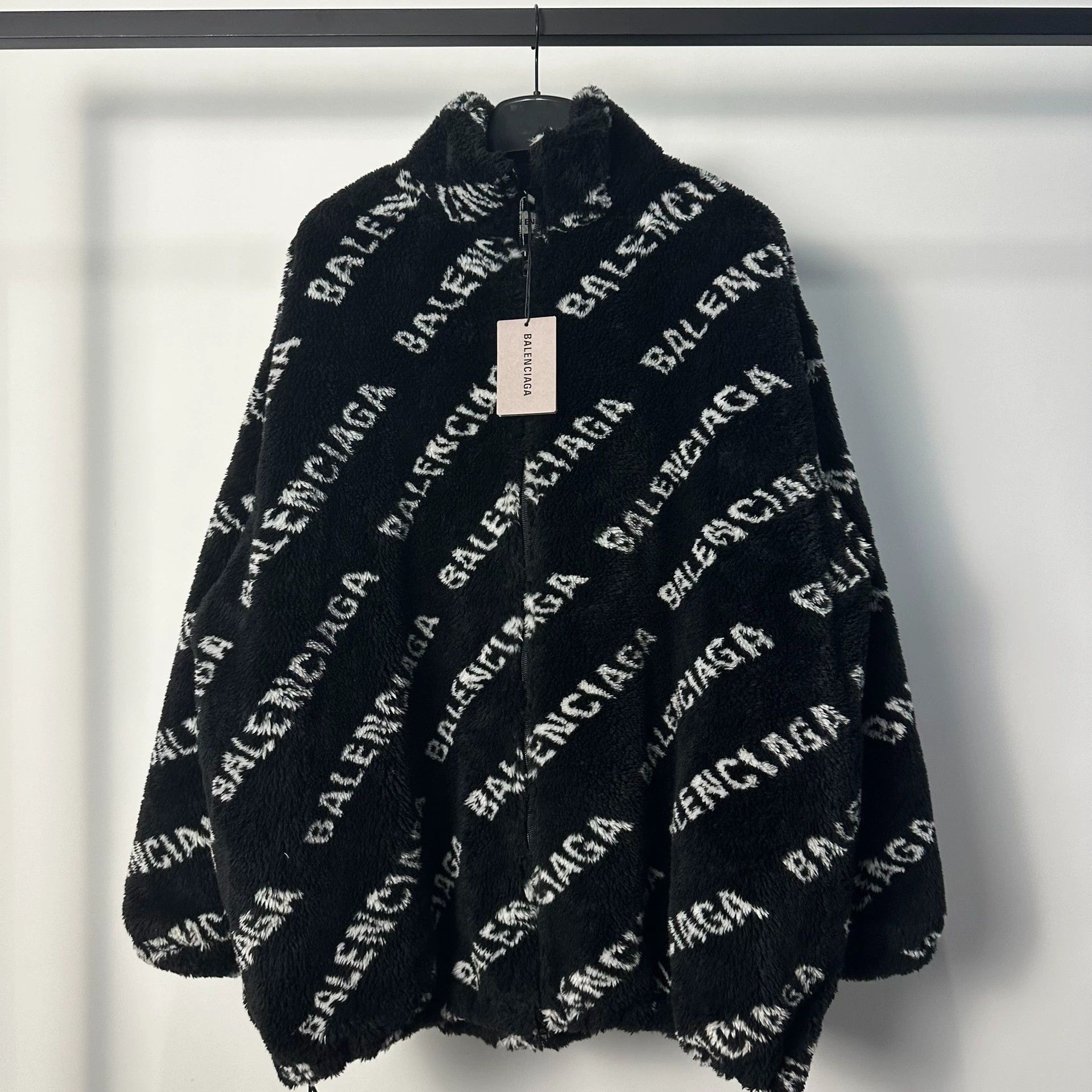 Balenciaga balenciaga black logo printed fur jacket Size S / US 4 / IT 40 - 1 Thumbnail