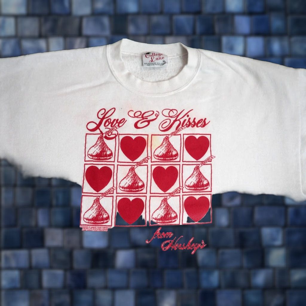 CHOCOOLATE VTG 90s College Lane Hersheys Chocolate Kisses Promo Pullover Sweatshirt XL Mens White Graphic Print 90s Vintage College Lane Sweatshirt Size US XL / EU 56 / 4 - 1 Thumbnail