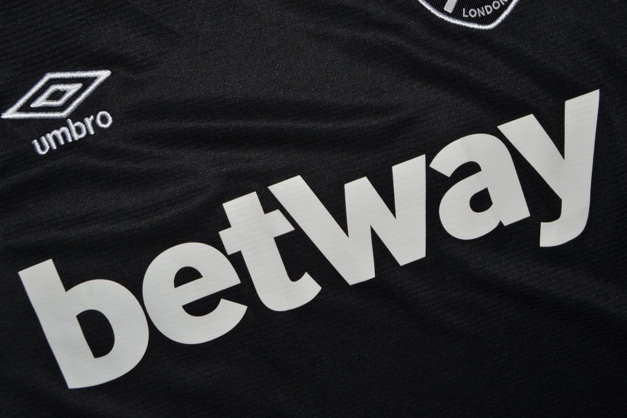 Umbro UMBRO WEST HAM UNITED T-shirt set Shorts SOCCER Size M Size US M / EU 48-50 / 2 - 3 Thumbnail