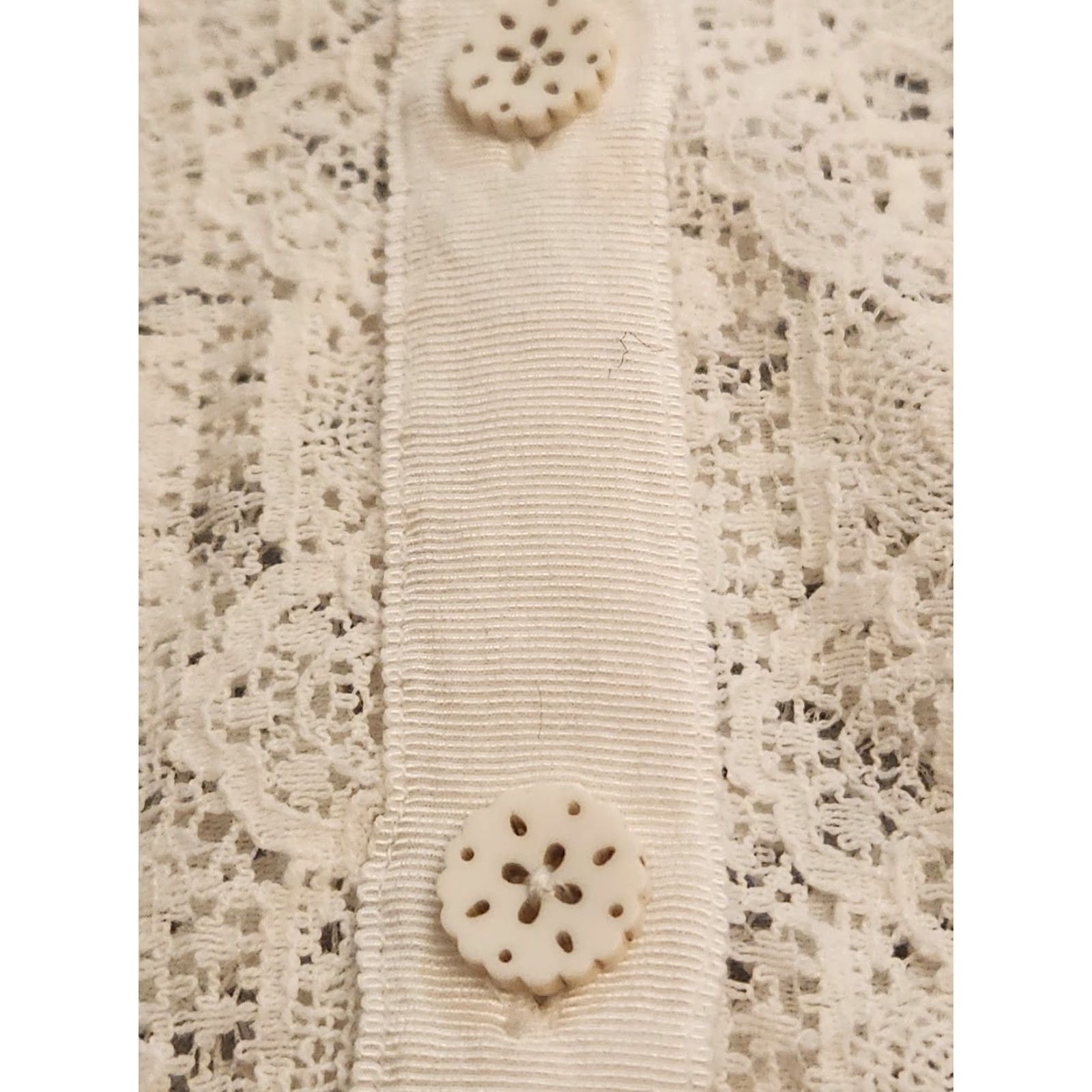 Vintage CAbi Shirt Womens Small Ivory Lace Sleeveless Button Front Collared Sheer Blouse Size S / US 4 / IT 40 - 4 Thumbnail
