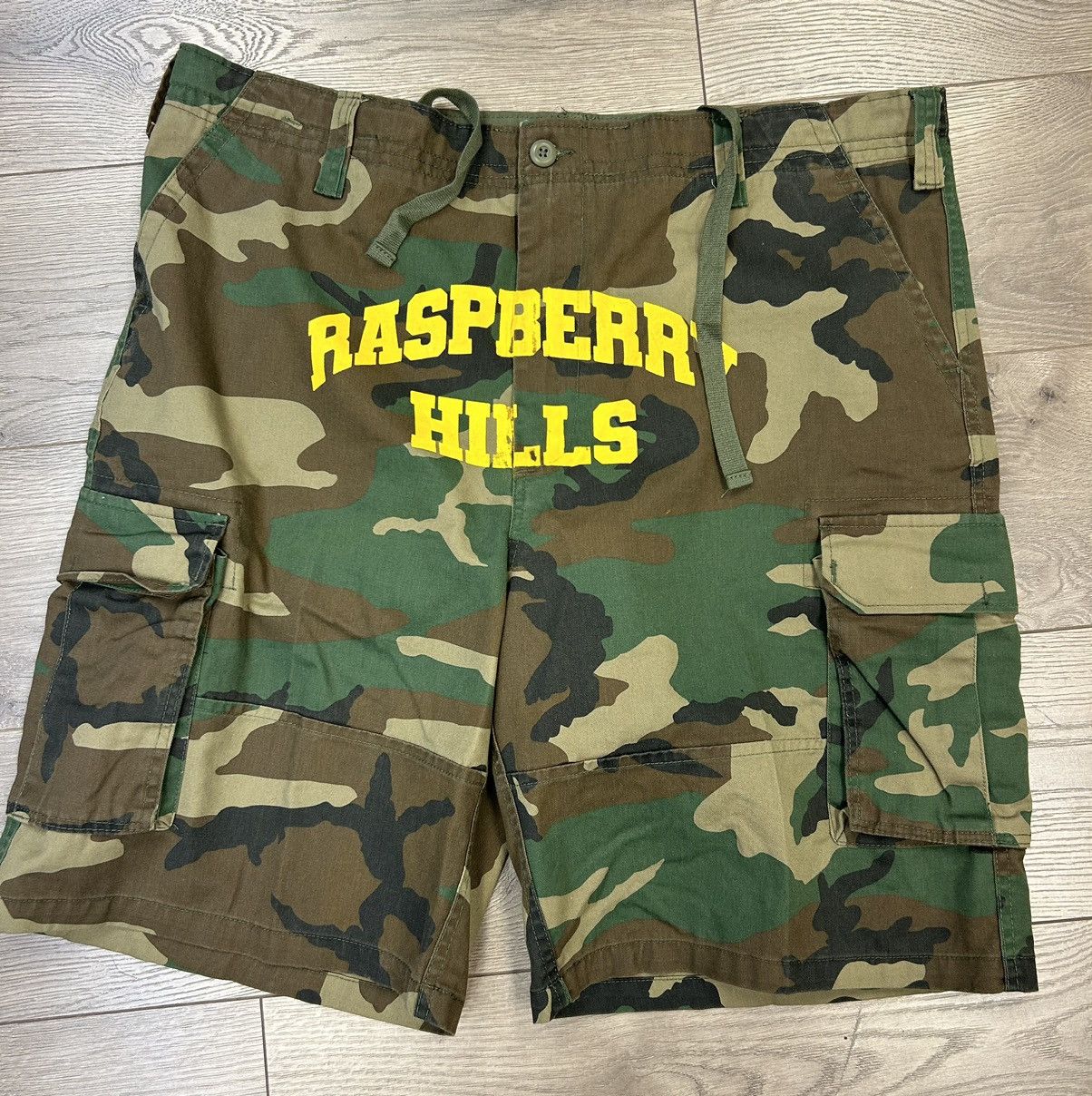 image of The Gv Gallery New The Gvgallery Raspberry Hills Camo Cargo Shorts Size Xl, Men's