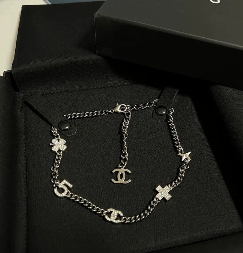 Chanel Chanel Five Flower Necklace Choker Size ONE SIZE - 2 Thumbnail