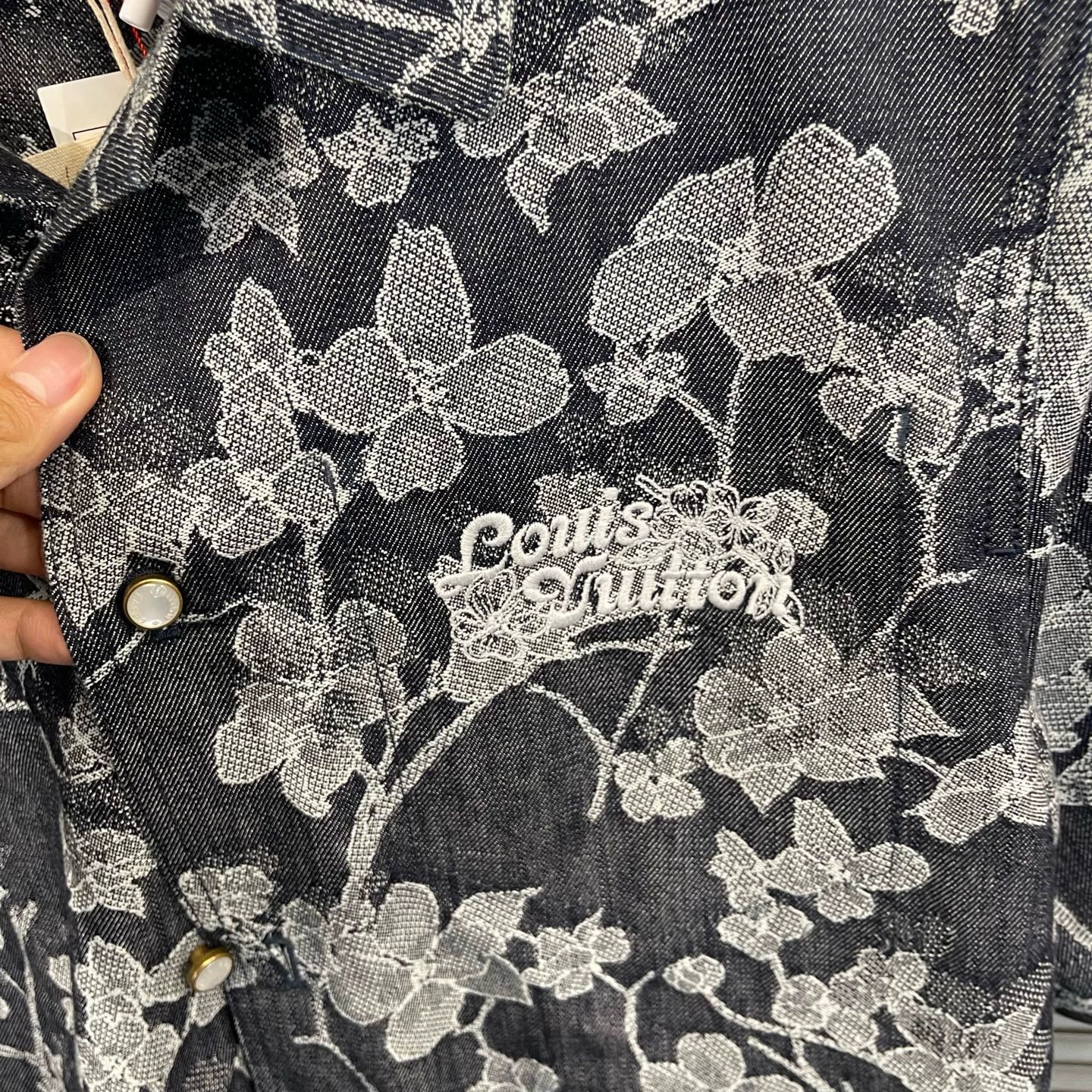 Louis Vuitton LV Floral Embroidered Denim Short-Sleeve Shirt XS Near-New Size US XS / EU 42 / 0 - 4 Thumbnail