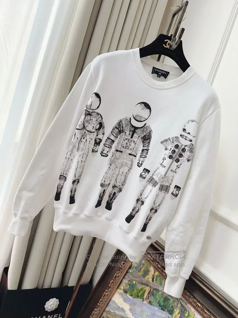 Chanel Chanel Space robot astronaut white graffiti astronaut patt Size XXS / US 00 / IT 34 - 1 Thumbnail