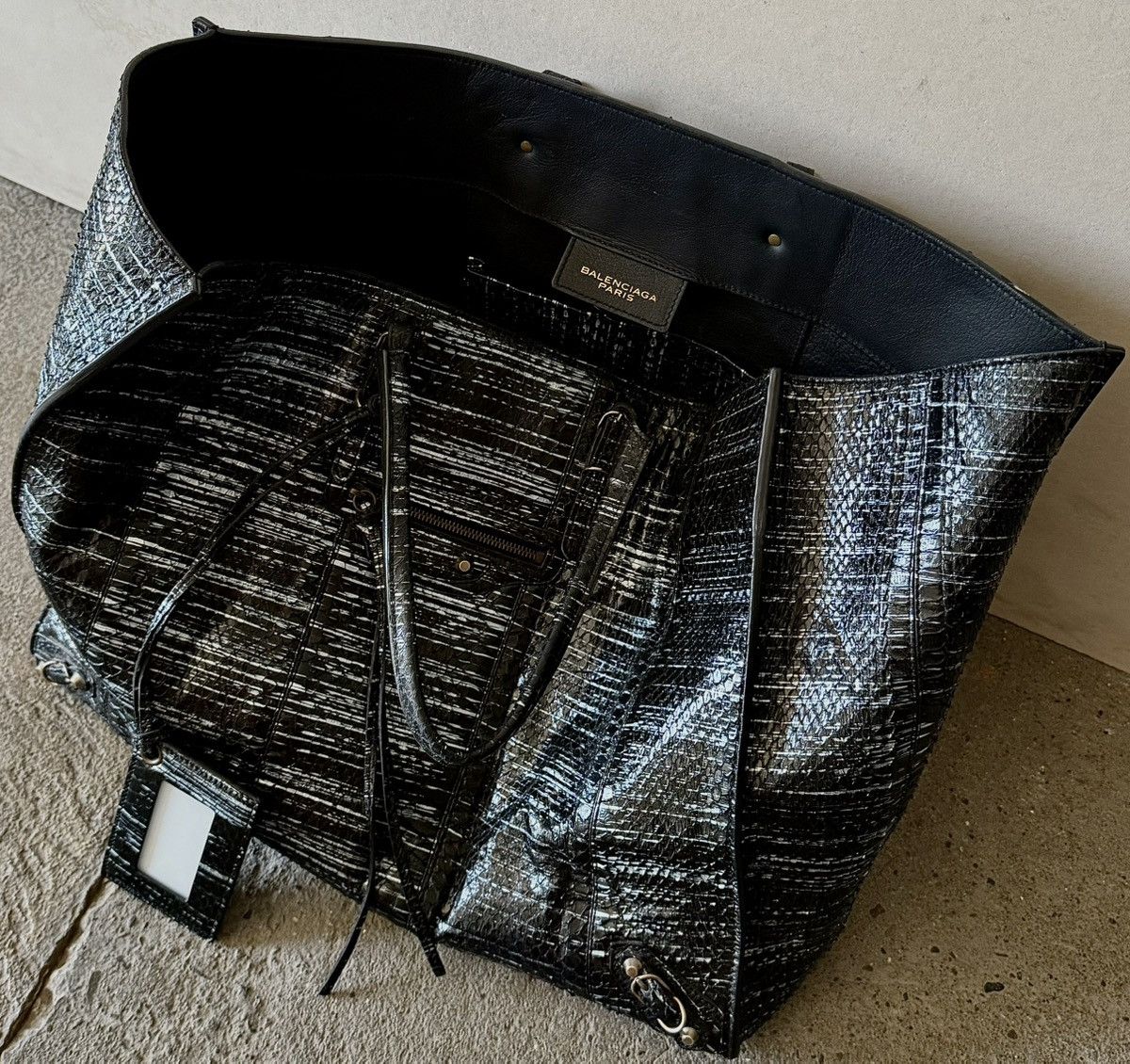 Balenciaga Balenciaga - 2000's - Python A4 - Papier Tote Bag Size ONE SIZE - 16 Thumbnail