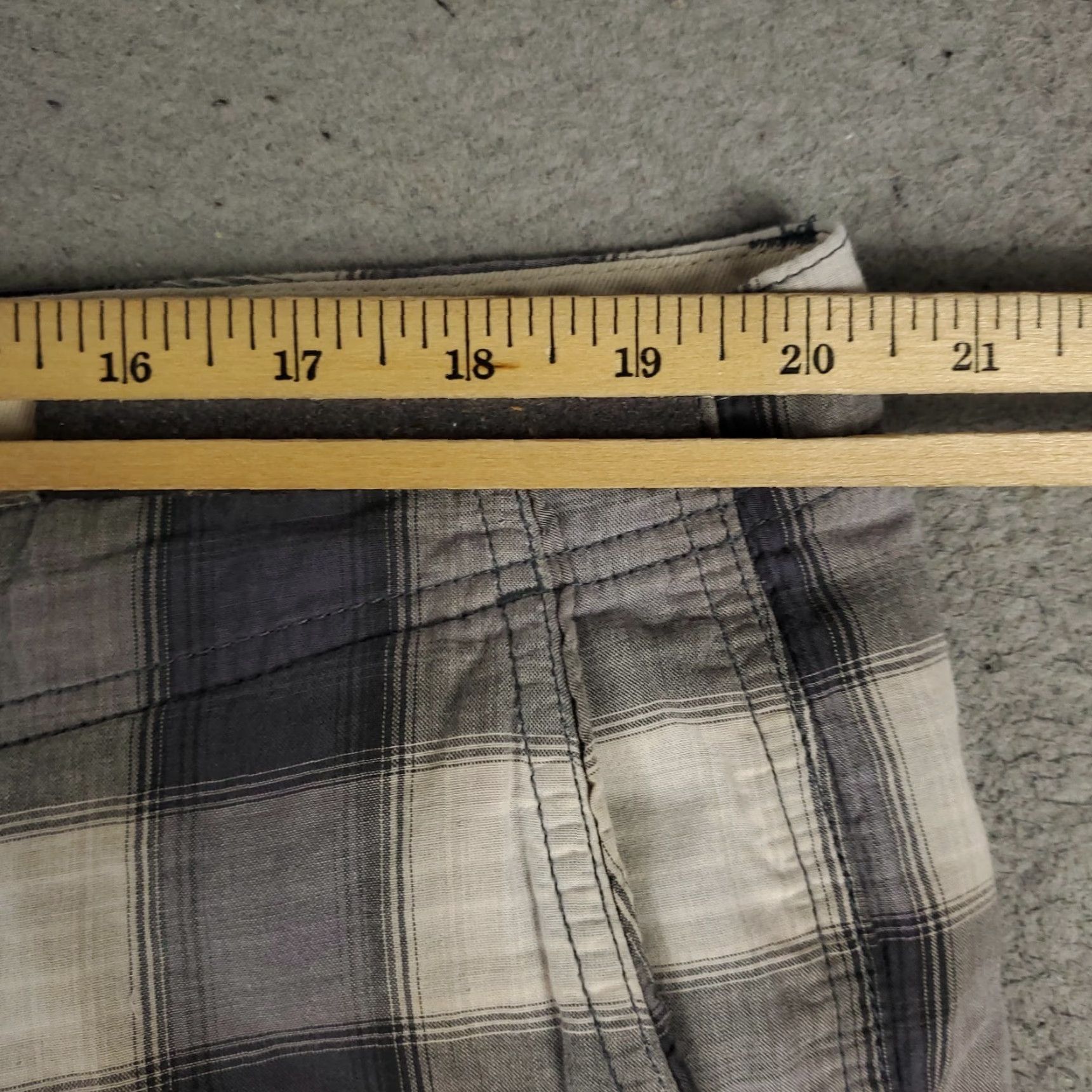 Tommy Bahama Tommy Bahama Cargo Shorts Mens 40 Gray Plaid Outdoor Casual Beachwear Adult Medium Gray Pattern Logo Pockets 90s? No decade given. Men Size US 40 / EU 56 - 4 Thumbnail