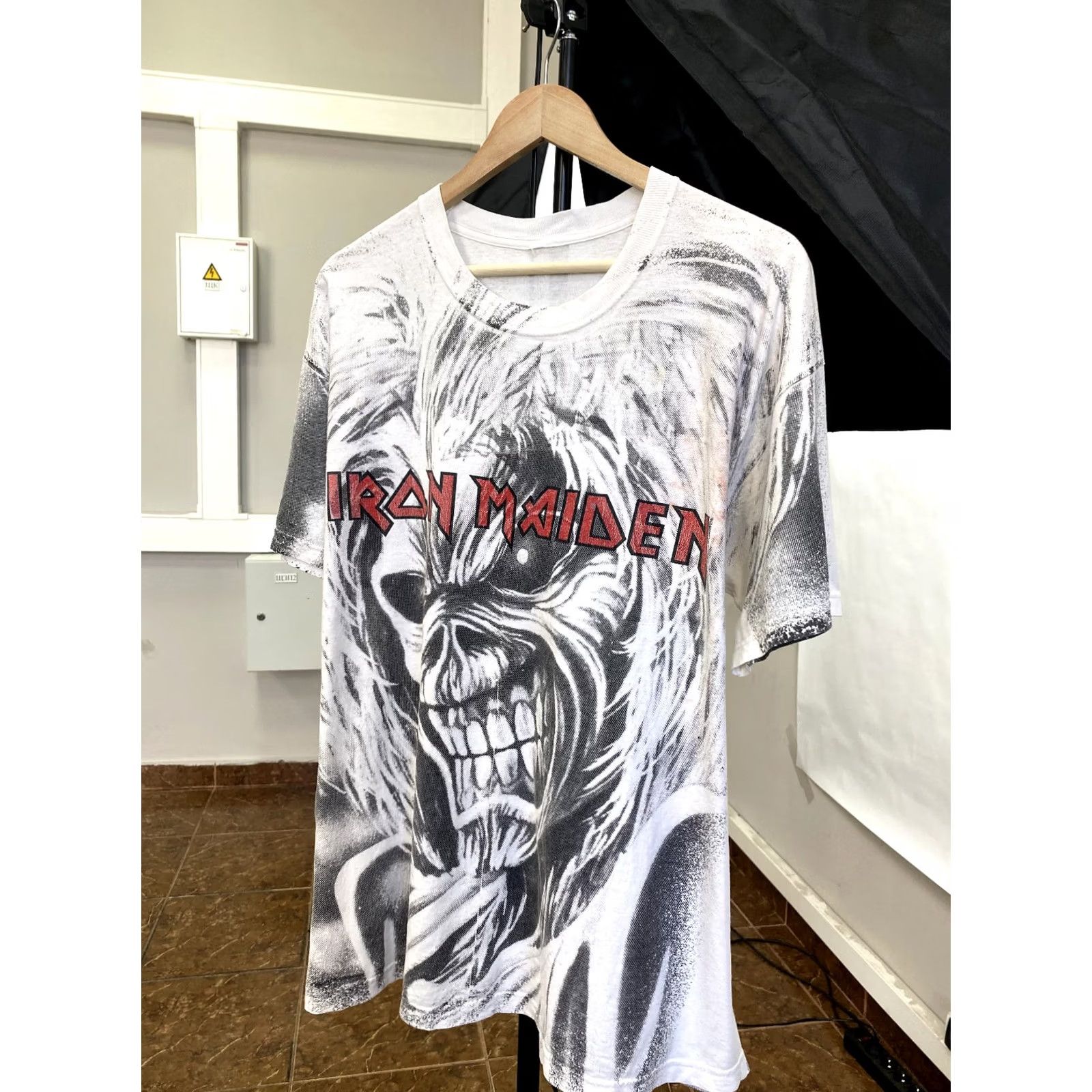 Gildan VINTAGE Iron Maiden Rock Band T-Shirt XL White Mens 90s rare retro hype Size US XL / EU 56 / 4 - 2 Thumbnail