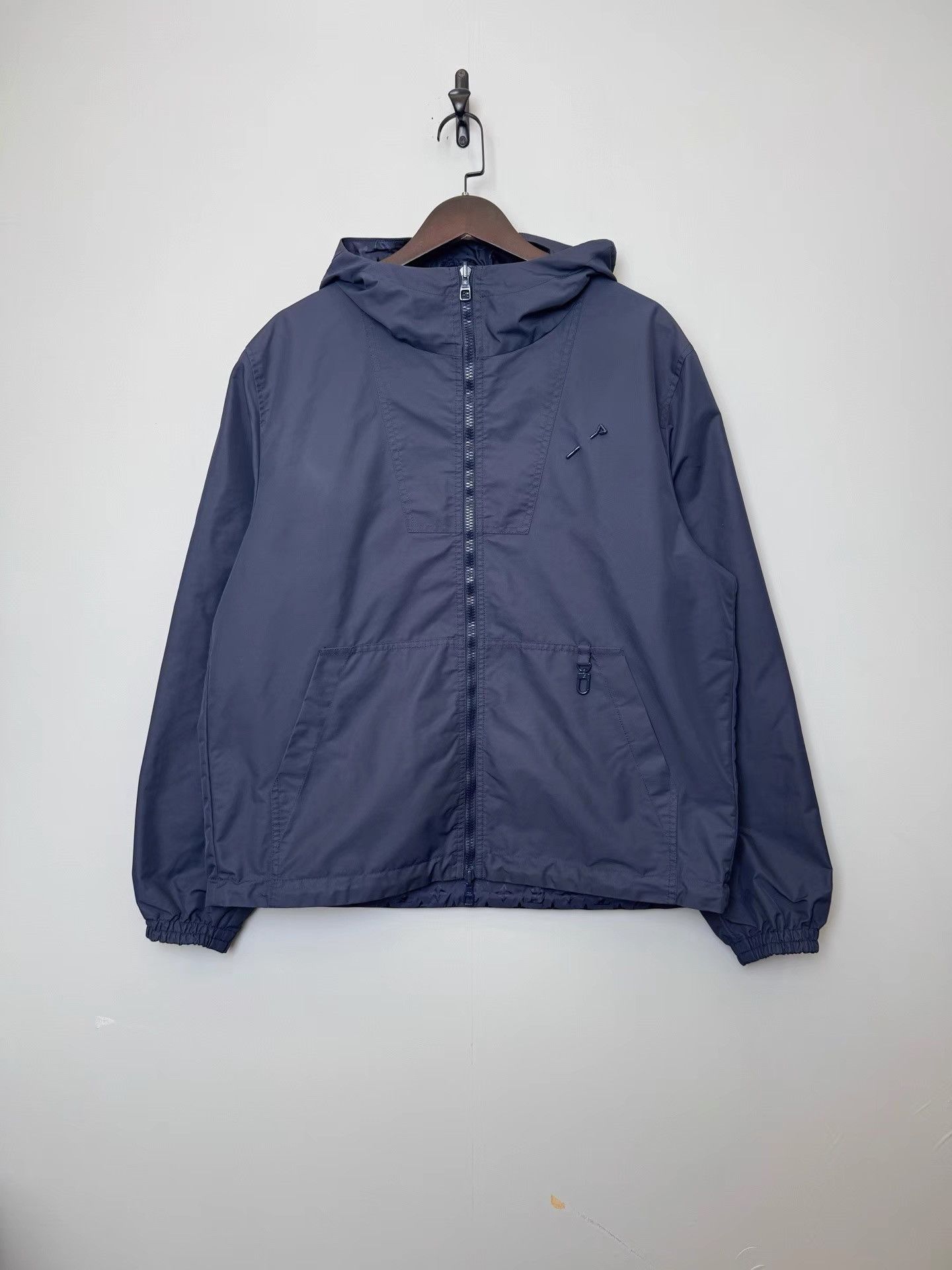 Louis Vuitton Louis Vuitton Pin Logo 2-Way Windbreaker K36 Size US M / EU 48-50 / 2 - 1 Thumbnail
