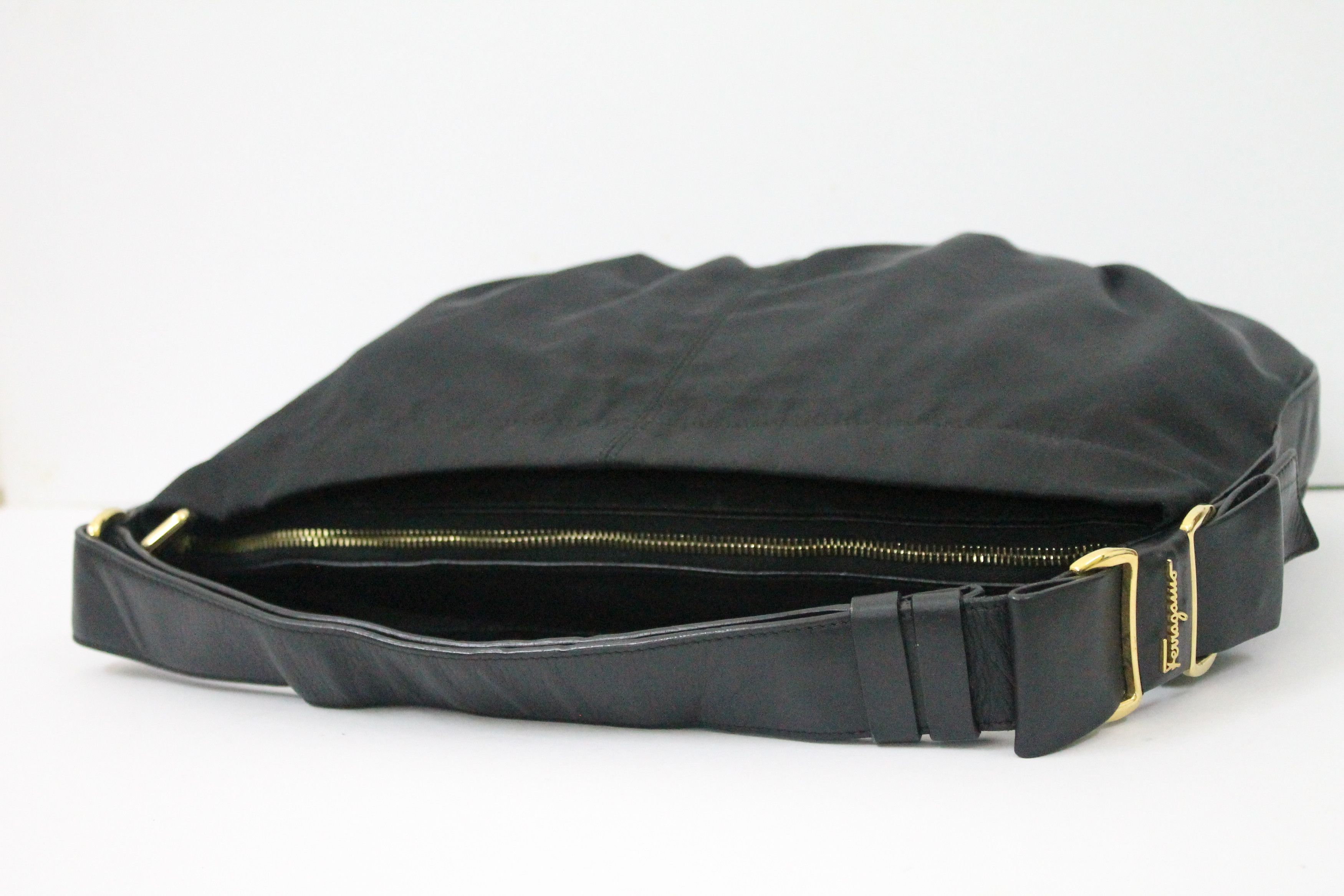 Salvatore Ferragamo Authentic SALVATORE FERRAGAMO Shoulder Bag. Size ONE SIZE - 6 Thumbnail