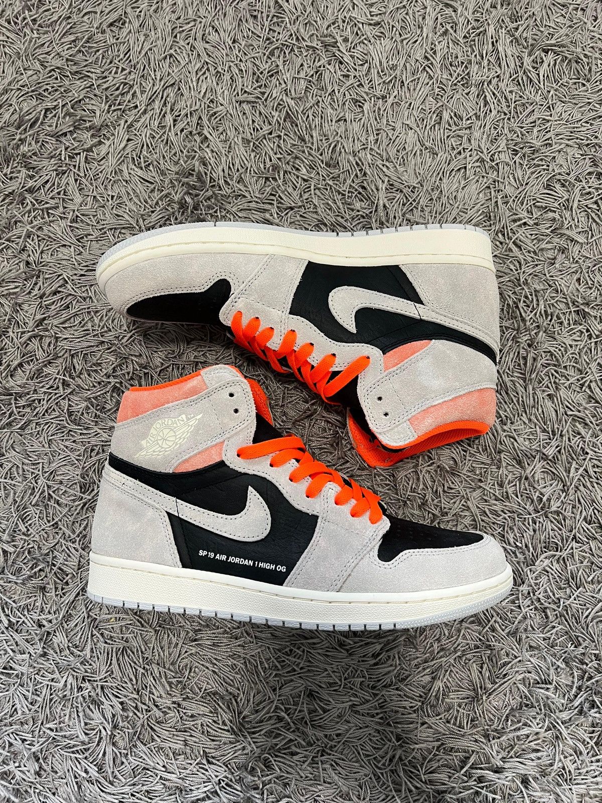 Nike Jorden 1 high Neutral grey hyper crimson Size US 9 / EU 42 - 1 Thumbnail