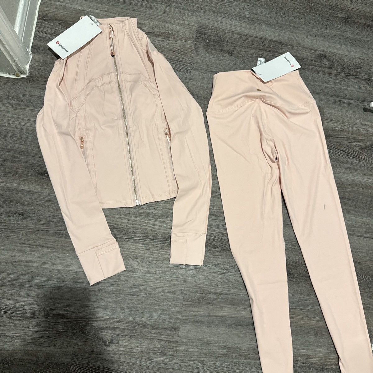 Lululemon Lululemon light pink set size small Size 26" / US 2 / IT 38 - 1 Thumbnail