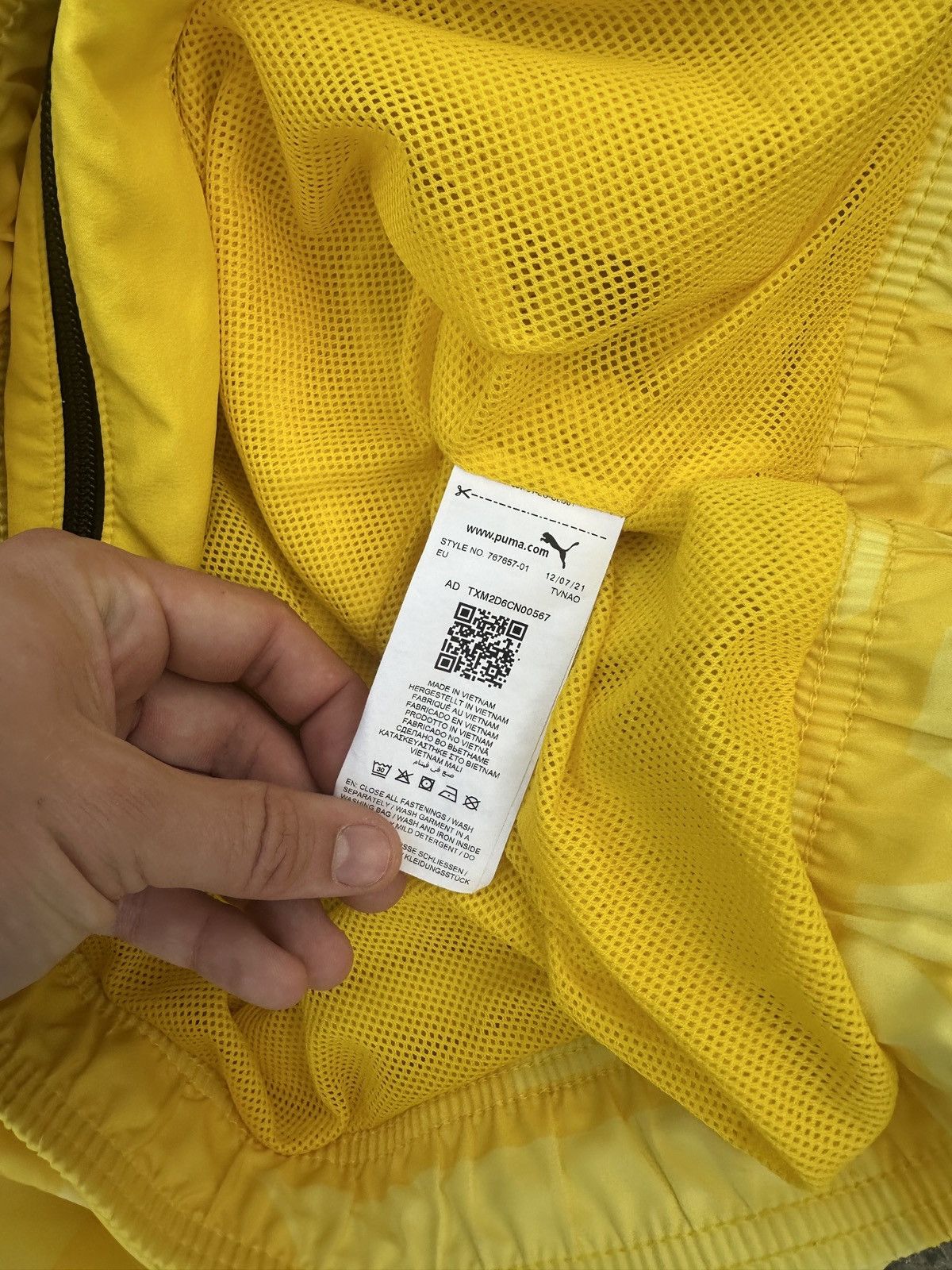 Puma Puma Borussia Dortmund Soccer Jacket Streetwear Rare XL Size US XL / EU 56 / 4 - 4 Thumbnail