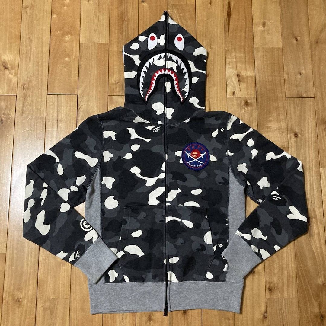 Bape 💫Glow in the dark💫 BAPE City Camo Shark Full Zip Hoodie APE Size US S / EU 44-46 / 1 - 2 Thumbnail