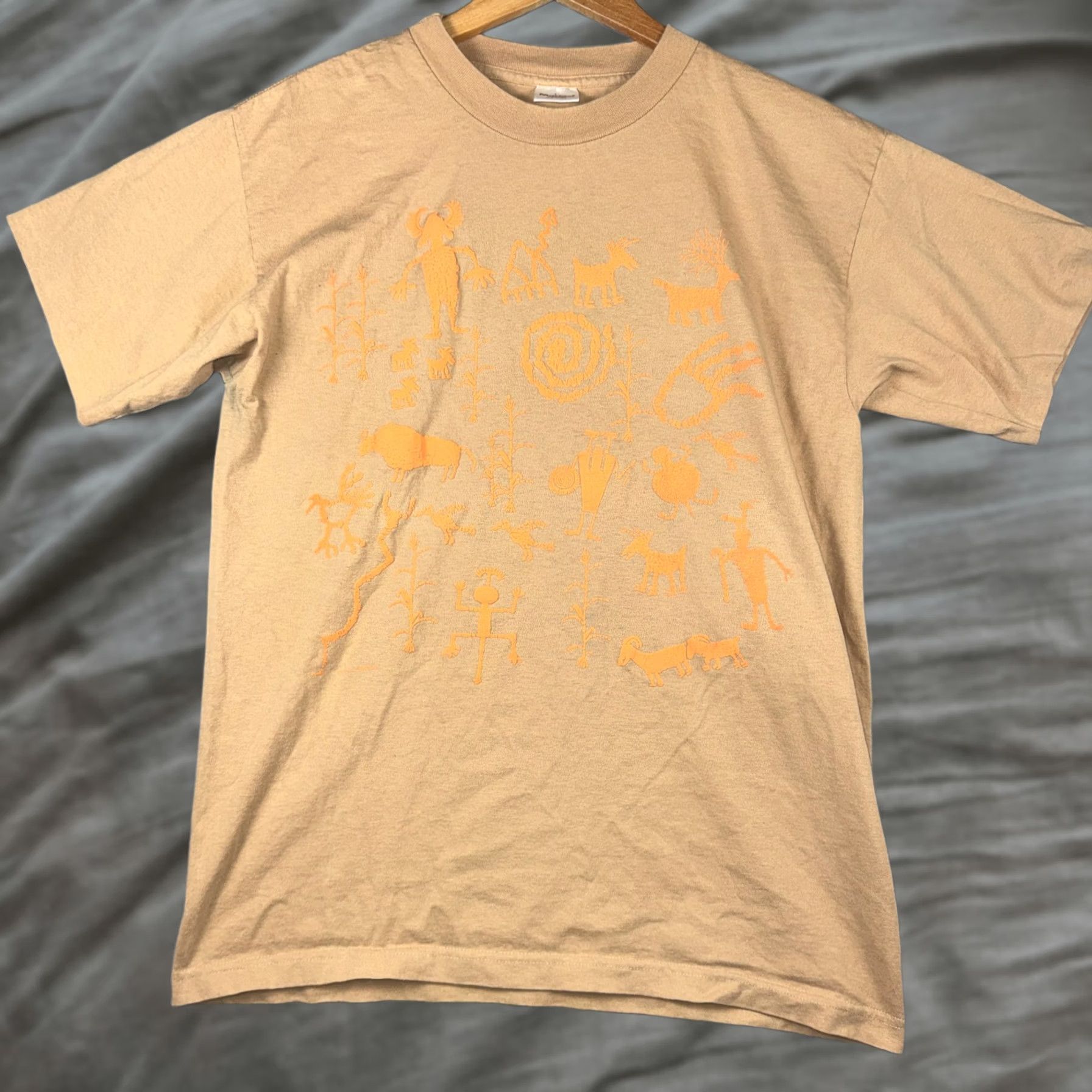 Vintage VINTAGE Murina T-Shirt Mens Large Beige Graphic Print Crew Neck Short Sleeve Tribal Southwestern Petroglyph Size US L / EU 52-54 / 3 - 1 Thumbnail