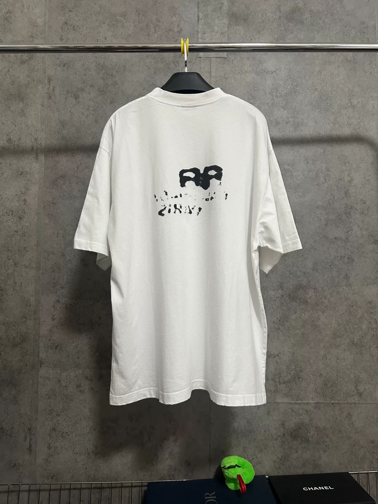 Balenciaga Balenciaga Men's White Splatter Graffiti T-Shirt Size US L / EU 52-54 / 3 - 4 Thumbnail